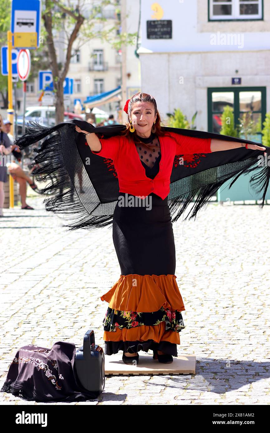 Gloria Rios cilena, assistente sociale e insegnante di flamenco, intrattiene gli acquirenti e i turisti in una strada di Lisbona con uno spettacolo terapeutico. Foto Stock