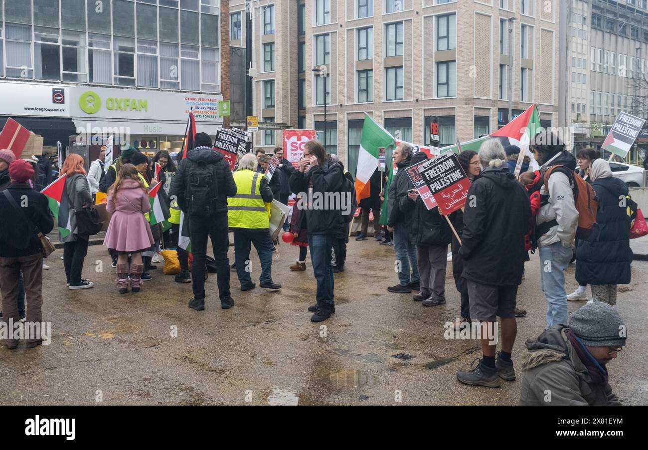 Le persone si uniscono alla protesta pro Palestine, 16 dicembre 2023, Southamoton, Regno Unito. Foto Stock