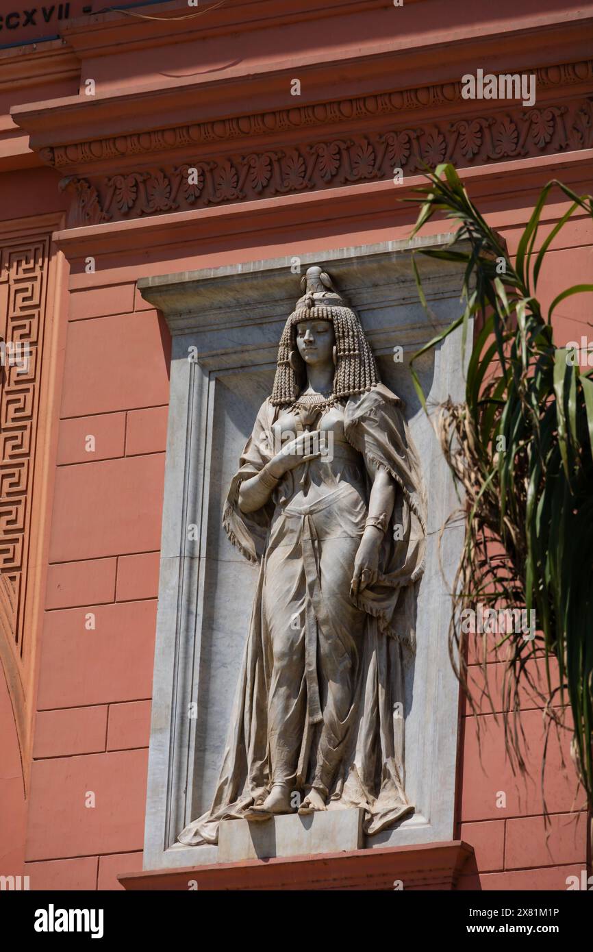 Statua della regina Cleopatra VII sulla facciata del Museo delle antichità del Cairo, il Cairo, Egitto Foto Stock
