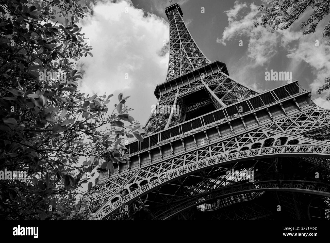 Prospettiva Torre Eiffel, bianco e nero, formato paesaggio, Parigi Primavera 2024 Foto Stock