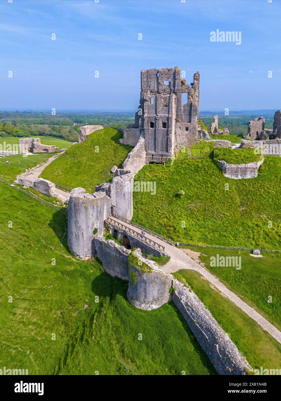 Castello di Corfe, Dorset. Regno Unito. Una bella immagine aerea primaverile delle rovine del castello di Corfe. 11 maggio 2024 Foto Stock