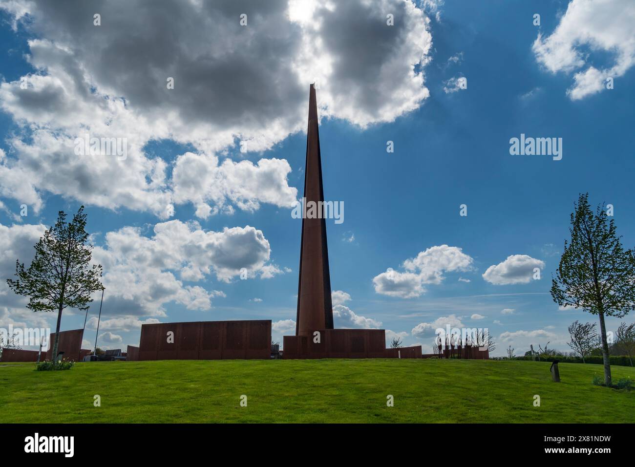 La guglia commemorativa si trova nei terreni dell'International Bomber Command Centre, Lincoln City, Lincolnshire, Inghilterra, Regno Unito Foto Stock