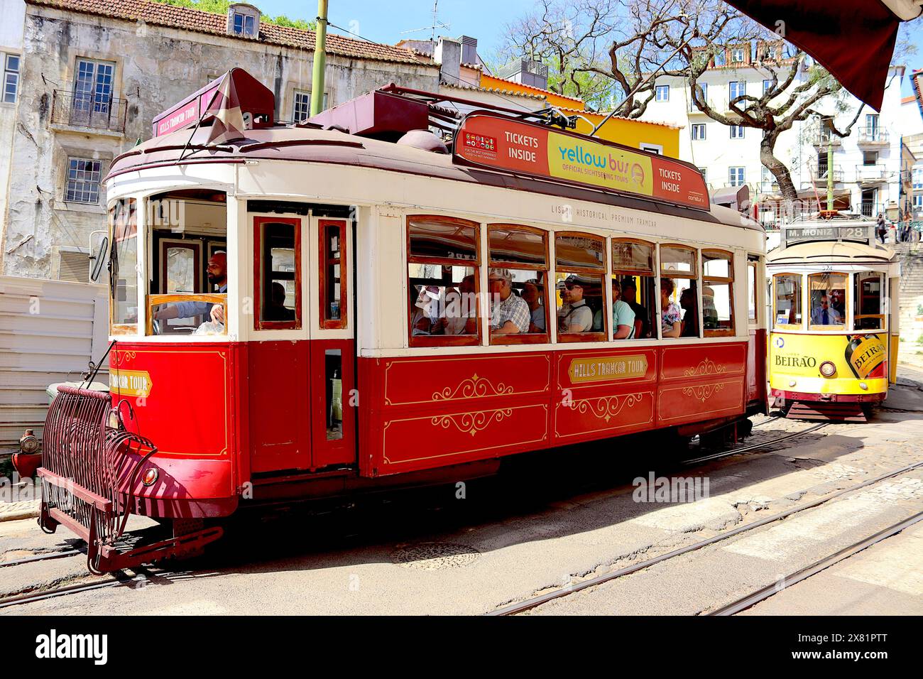 A causa della forte congestione del traffico automobilistico a Lisbona, i tram d'epoca si accumulano interrompendo i rispettivi orari di marcia. Foto Stock