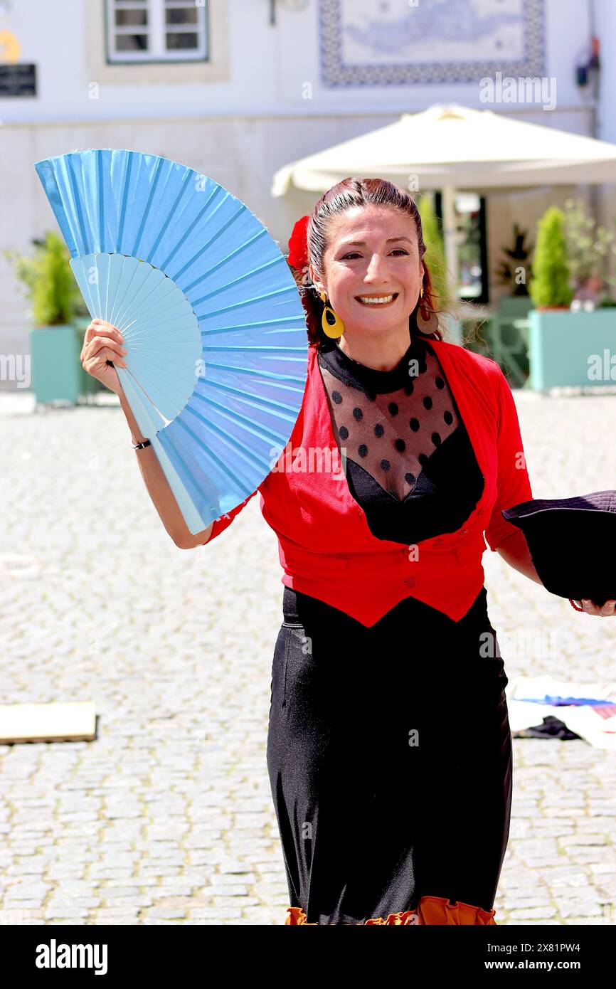 Dopo uno spettacolo di flamenco a Lisbona, l'insegnante di danza Gloria Rios accetta l'apprezzamento della folla riunita, aprile 2024. Foto Stock