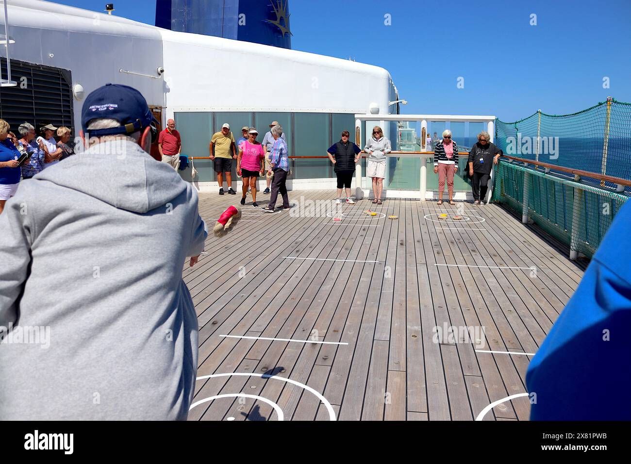 Deck Quoits, torneo di competizione in pieno svolgimento, molto popolare tra i passeggeri delle navi da crociera mentre la loro nave si dirige verso Barcellona, aprile 2024. Foto Stock