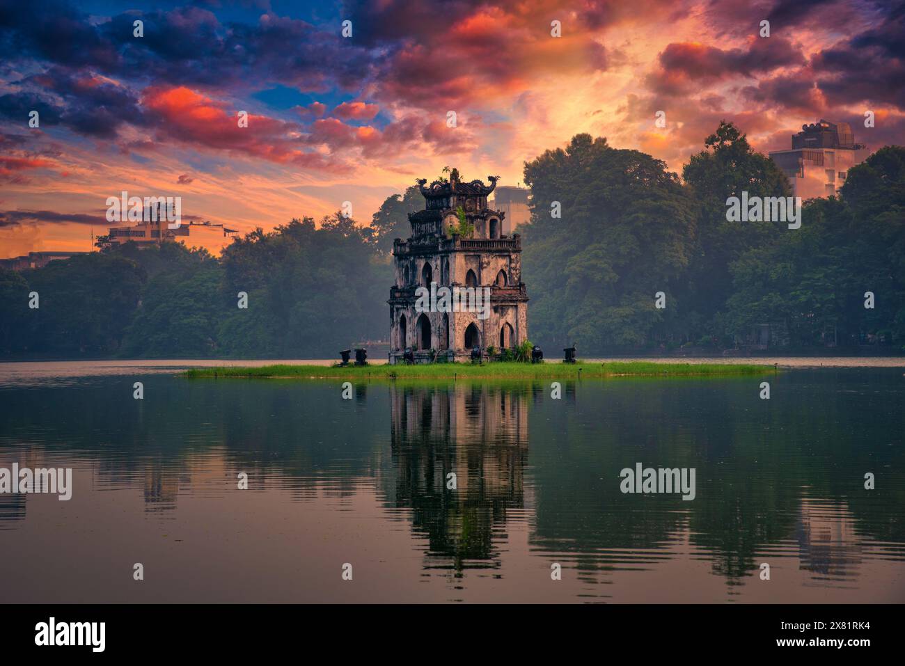 Turtle Tower sul lago Hoan Kiem al tramonto ad Hanoi, Vietnam. Tono vintage Foto Stock