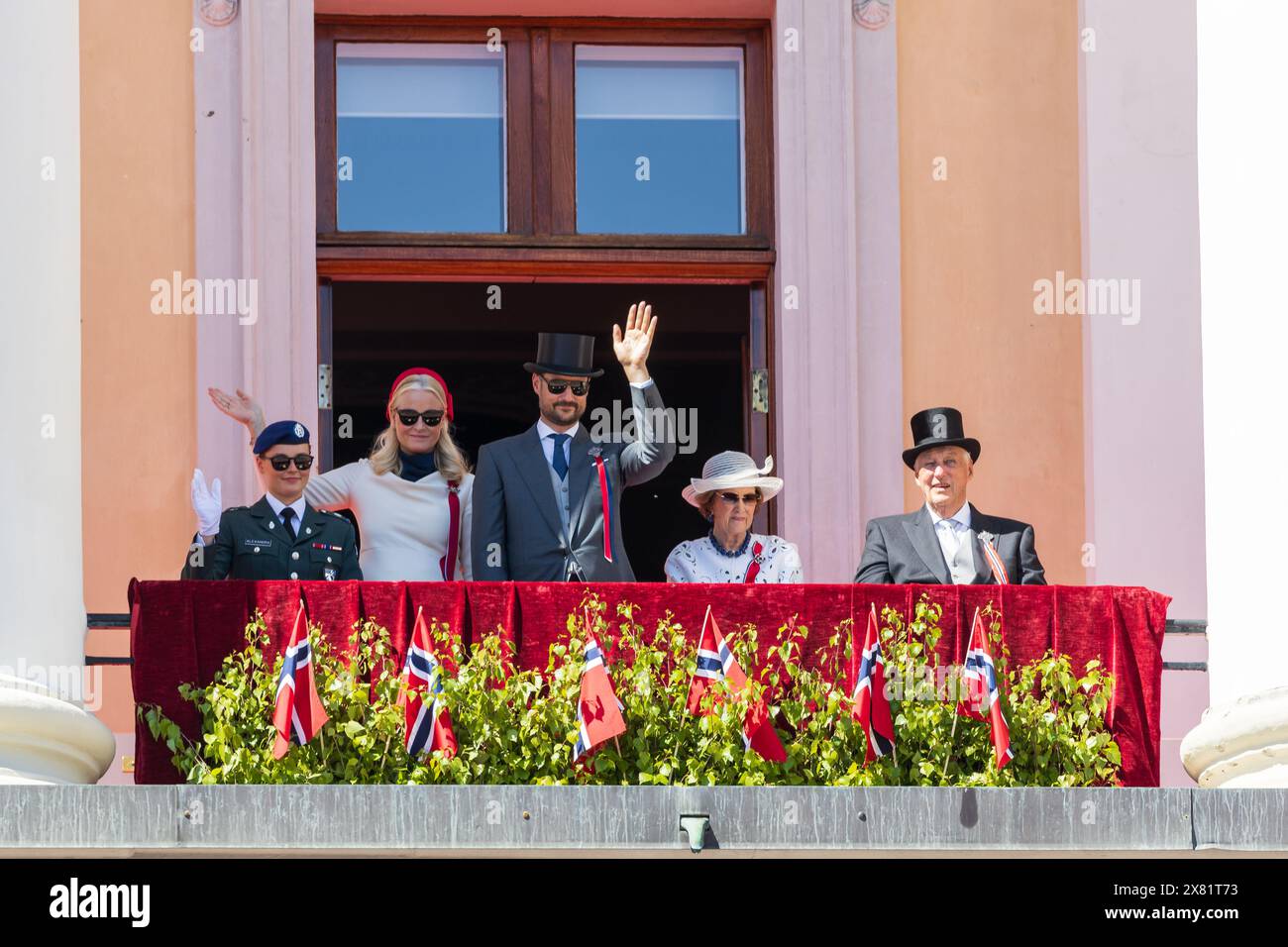 Oslo, Norvegia. 17 maggio 2024. La famiglia reale norvegese accoglie le persone dal balcone del Palazzo reale durante il giorno della Costituzione norvegese a Oslo. (L-R) Principessa Ingrid Alexandra, mette-Marit, Principessa della Corona di Norvegia, Haakon, Principe della Corona di Norvegia, Regina Sonja di Norvegia e Re Harald V. (credito fotografico: Gonzales Photo - Stian S. Moller). Foto Stock