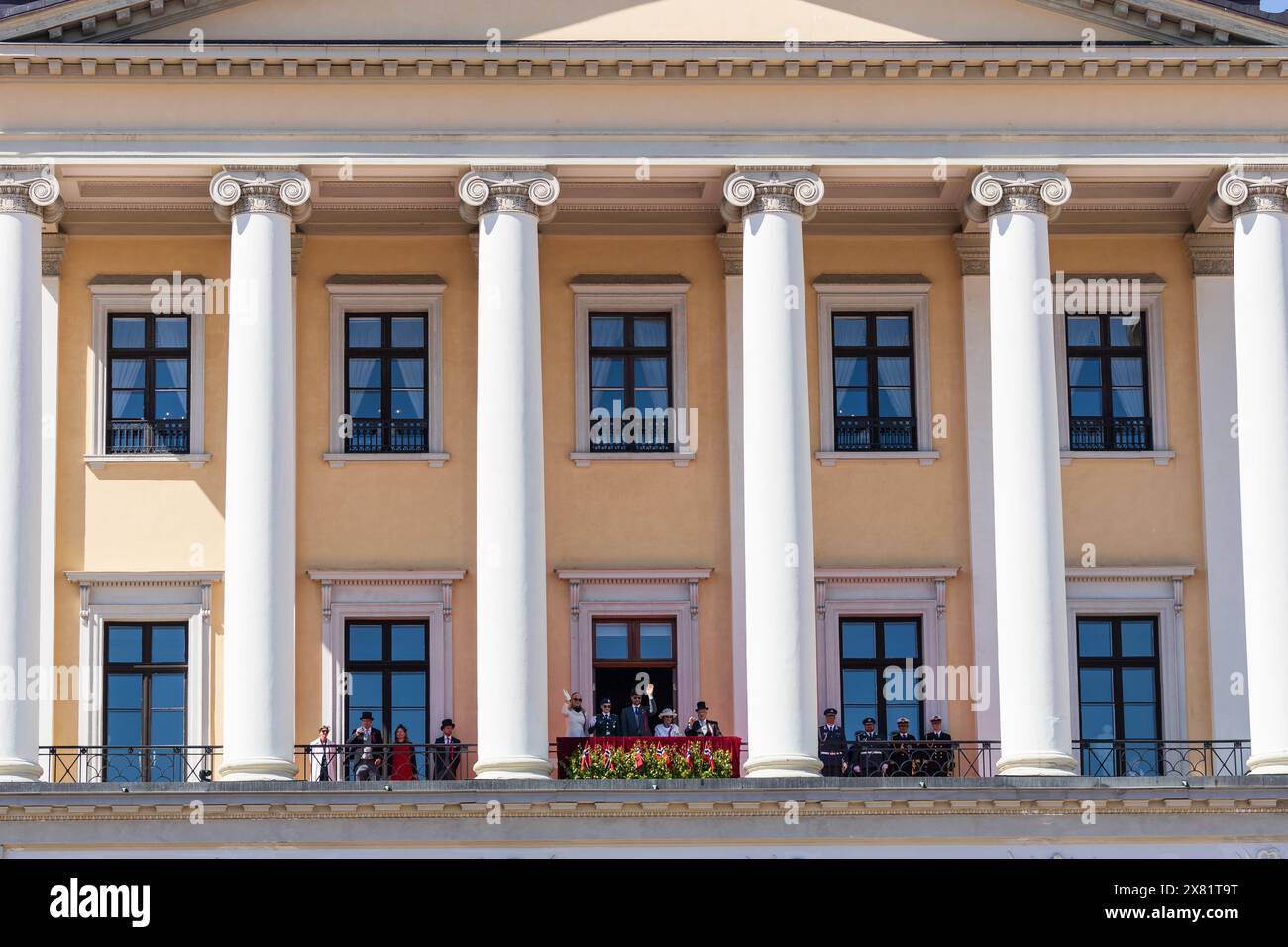 Oslo, Norvegia. 17 maggio 2024. La famiglia reale norvegese accoglie le persone dal balcone del Palazzo reale durante il giorno della Costituzione norvegese a Oslo. (L-R) mette-Marit, Principessa della Corona di Norvegia, Principessa Ingrid Alexandra, Haakon, Principe della Corona di Norvegia, Regina Sonja di Norvegia e Re Harald V. (credito fotografico: Gonzales Photo - Stian S. Moller). Foto Stock