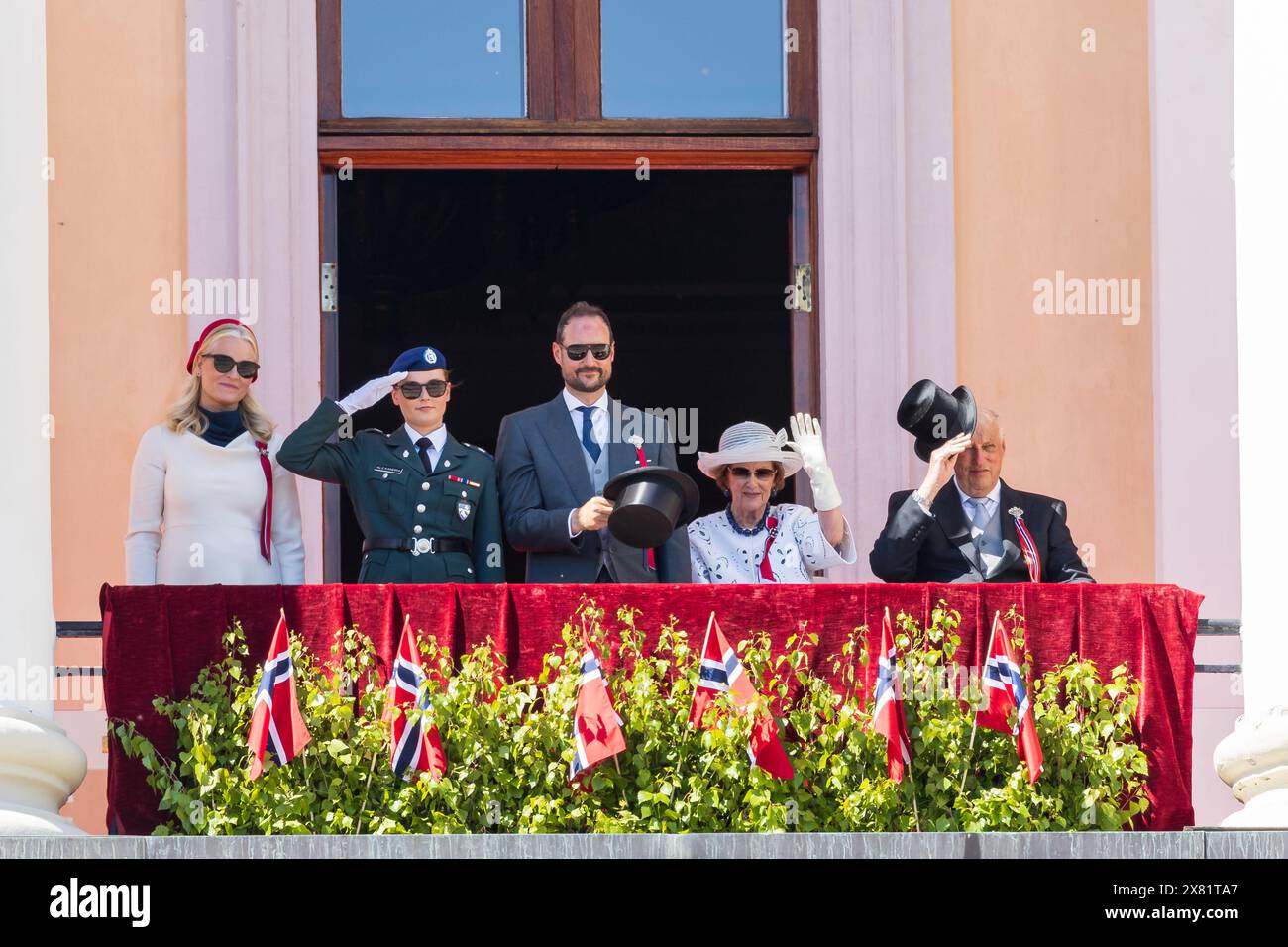 Oslo, Norvegia. 17 maggio 2024. La famiglia reale norvegese accoglie le persone dal balcone del Palazzo reale durante il giorno della Costituzione norvegese a Oslo. (L-R) mette-Marit, Principessa della Corona di Norvegia, Principessa Ingrid Alexandra, Haakon, Principe della Corona di Norvegia, Regina Sonja di Norvegia e Re Harald V. (credito fotografico: Gonzales Photo - Stian S. Moller). Foto Stock