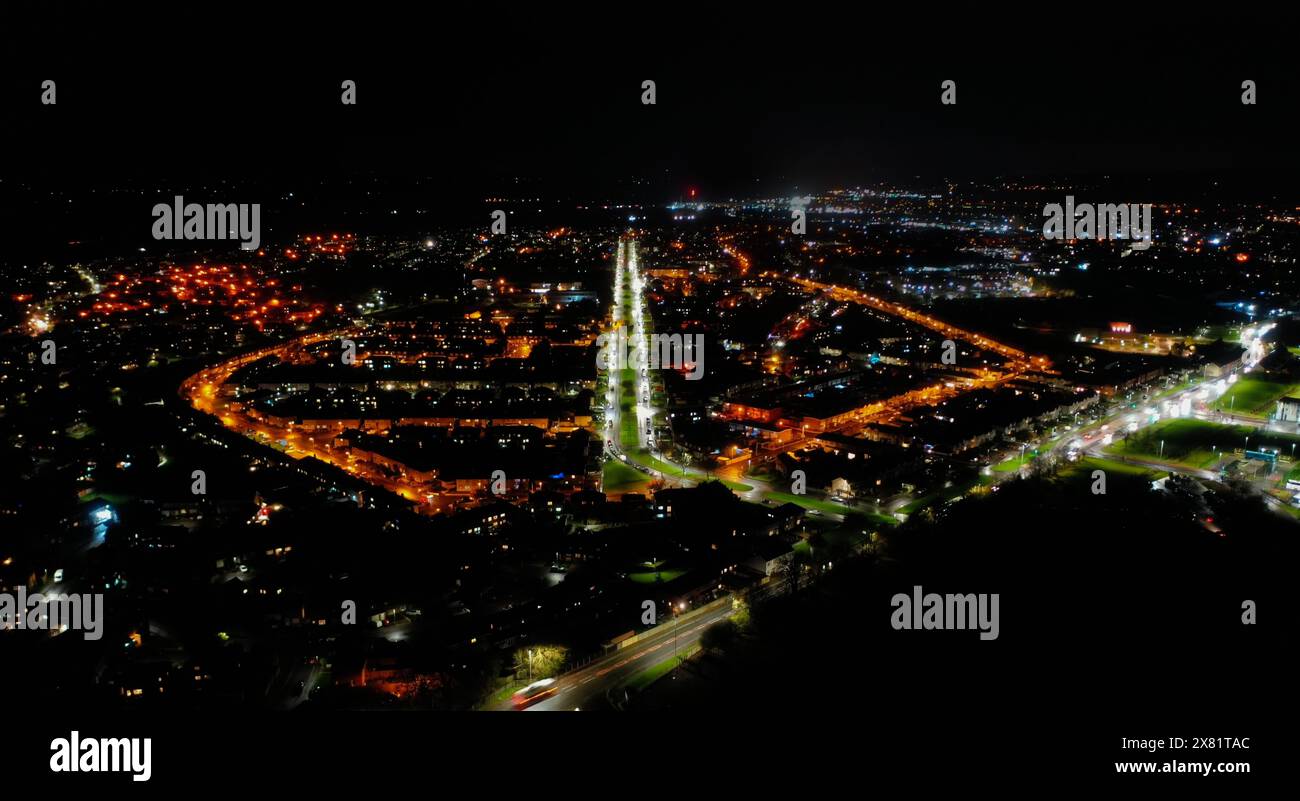 Guardando la Parkway a Bridgwater somerset di notte dall'alto. Foto Stock