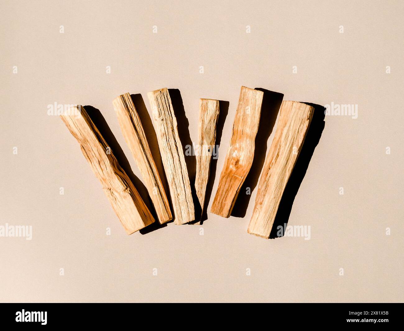 Bastoncini di legno Palo Santo su sfondo chiaro. Aromaterapia, riti religiosi e meditazioni. Palo santo bastone per la cerimonia di purificazione. Vista dall'alto. Foto Stock