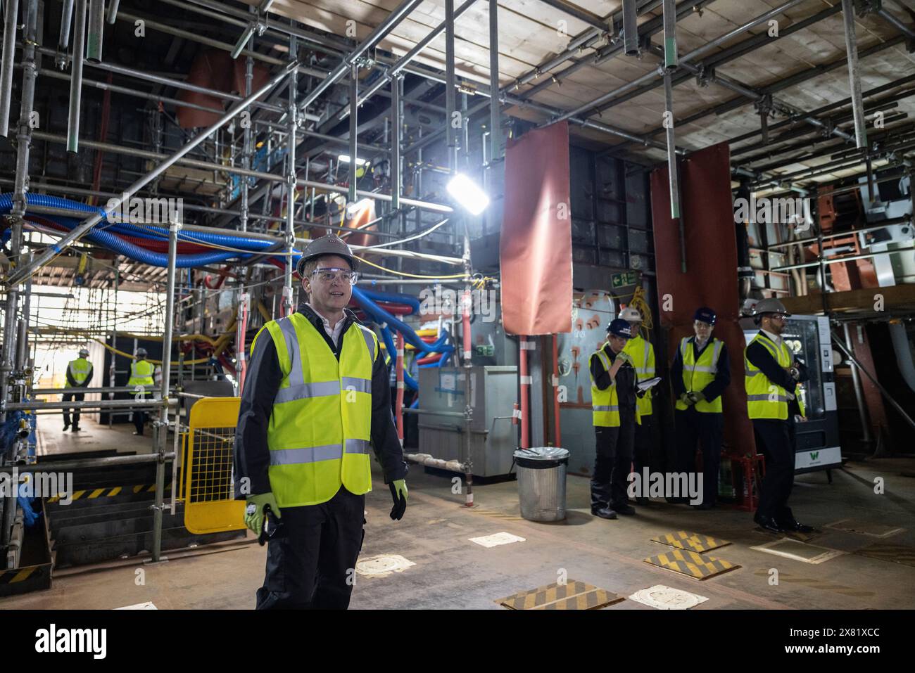 Il segretario alla difesa Grant Shapps in visita alla BAE Systems a Glasgow, in riunione con personale e apprendisti, osservando i significativi progressi nella produzione di navi da guerra. Foto Stock