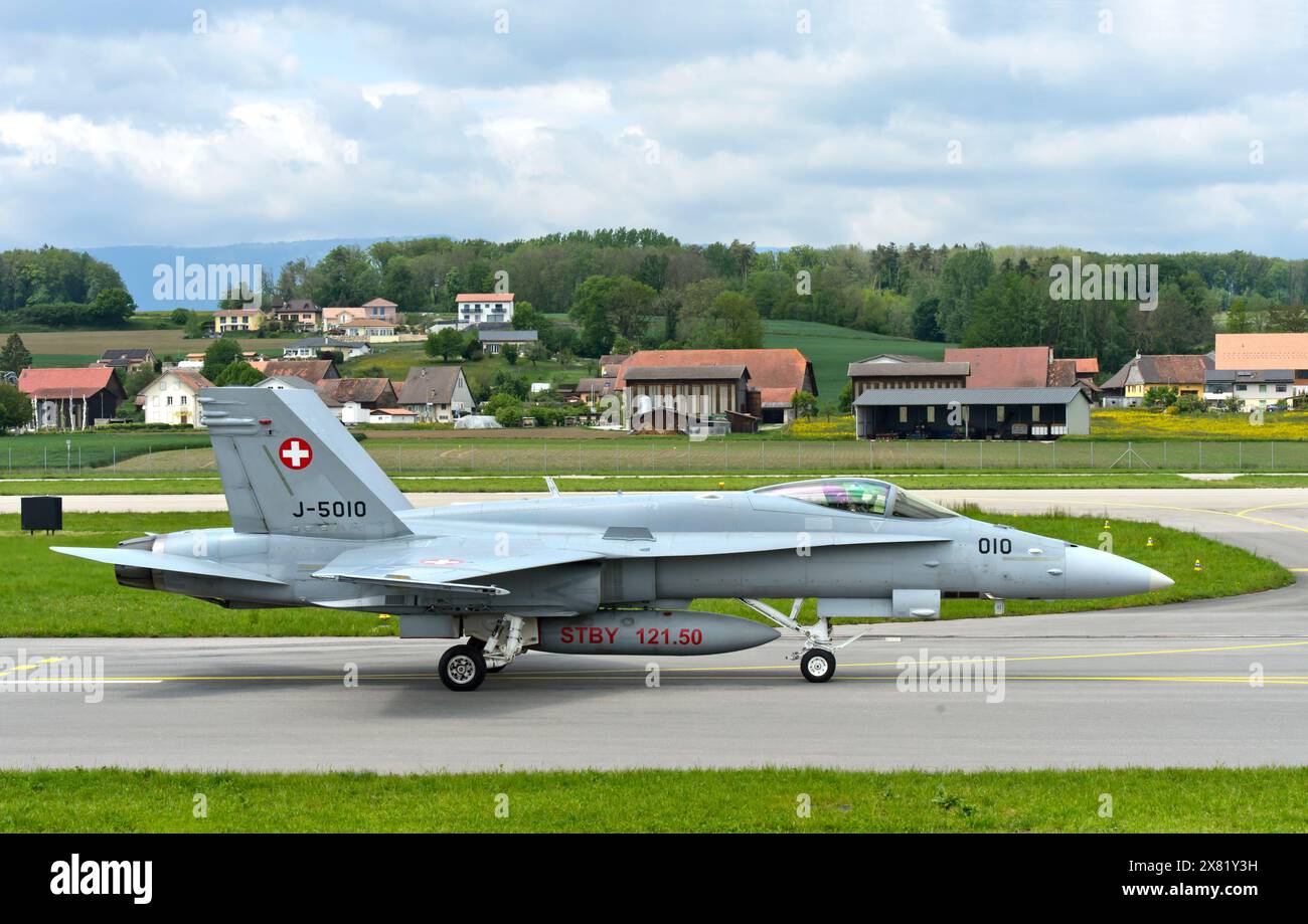 McDonnell Douglas F/A 18C Hornet, aereo da caccia della Swiss Air Force in un ambiente rurale, campo d'aviazione militare di Payerne, Vaud, Svizzera Foto Stock
