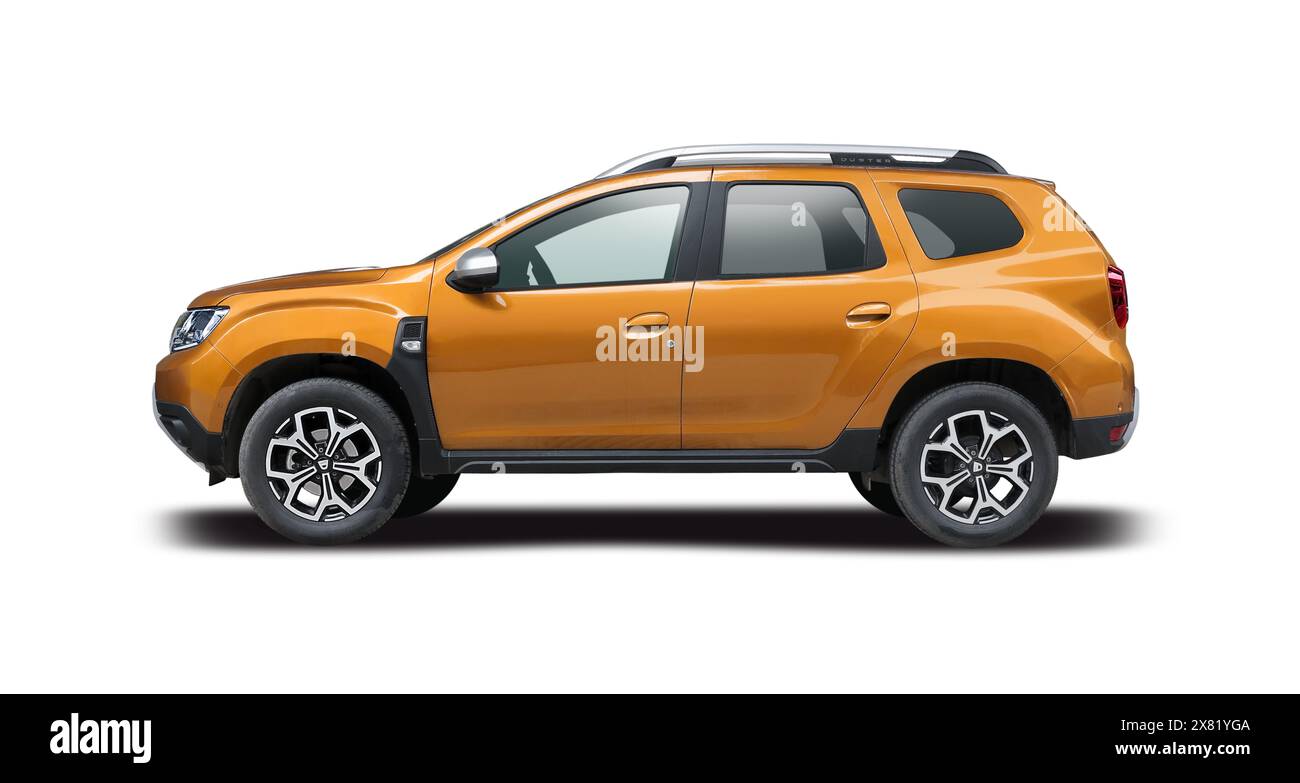 Vista laterale auto SUV Dacia Duster isolata su sfondo bianco Foto Stock