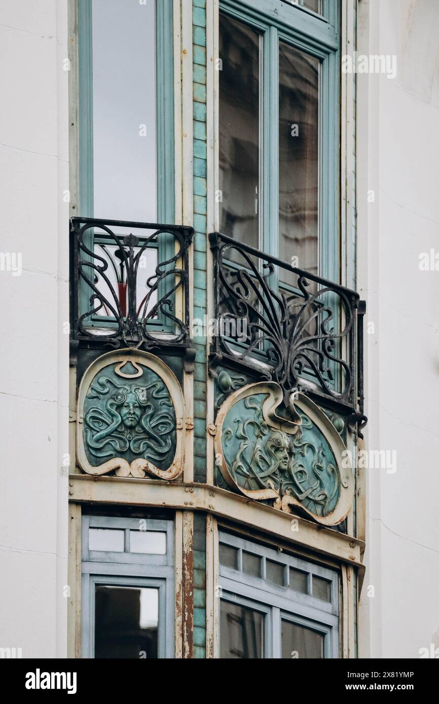 Primo piano della facciata di un edificio Art Nouveau a Saint-Étienne Foto Stock