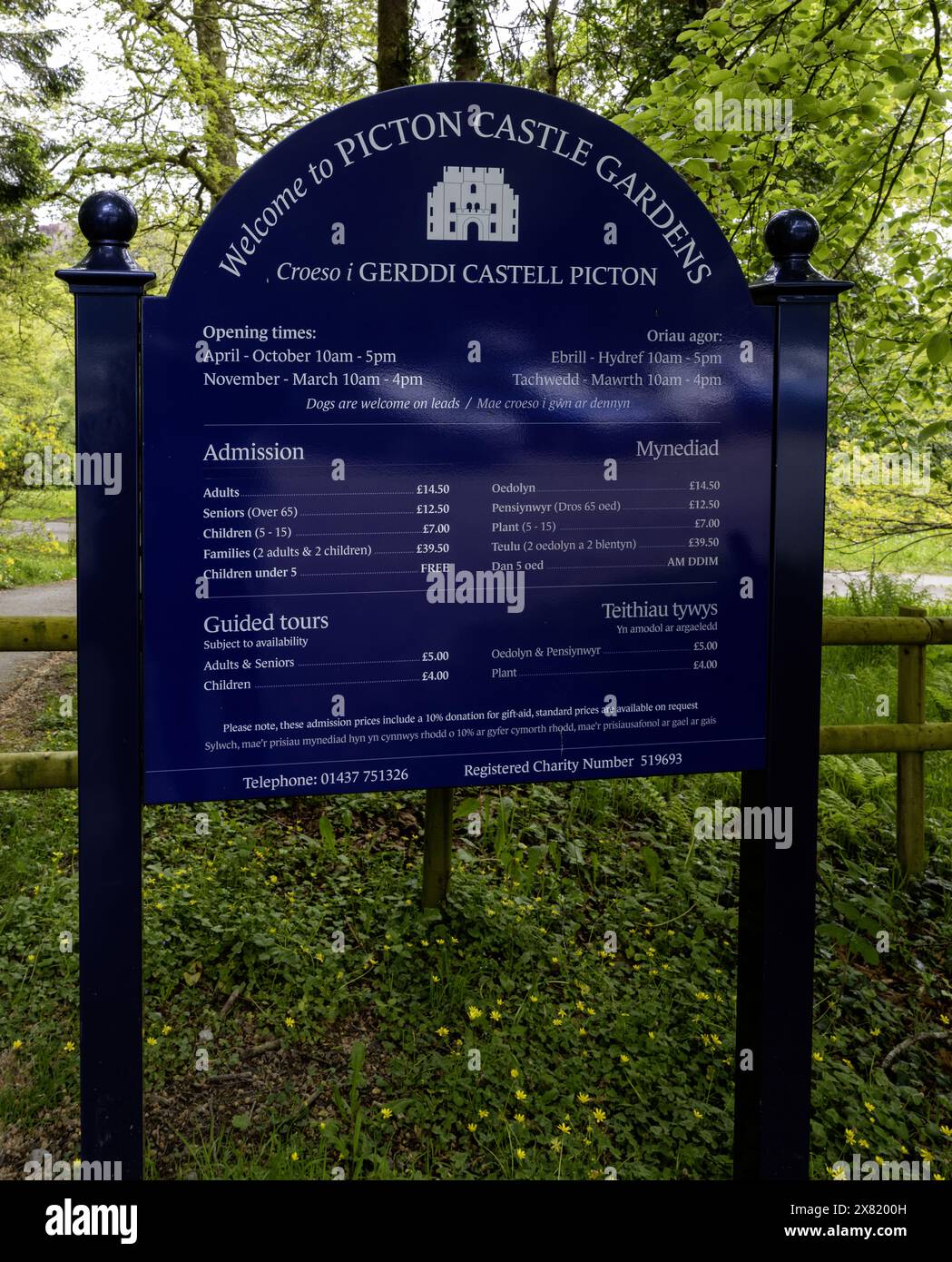 Picton Castle, The Rhos, Haverfordwest, Pembrokeshire, Galles del Sud, Galles, Regno Unito - cartello con le informazioni per i visitatori Foto Stock