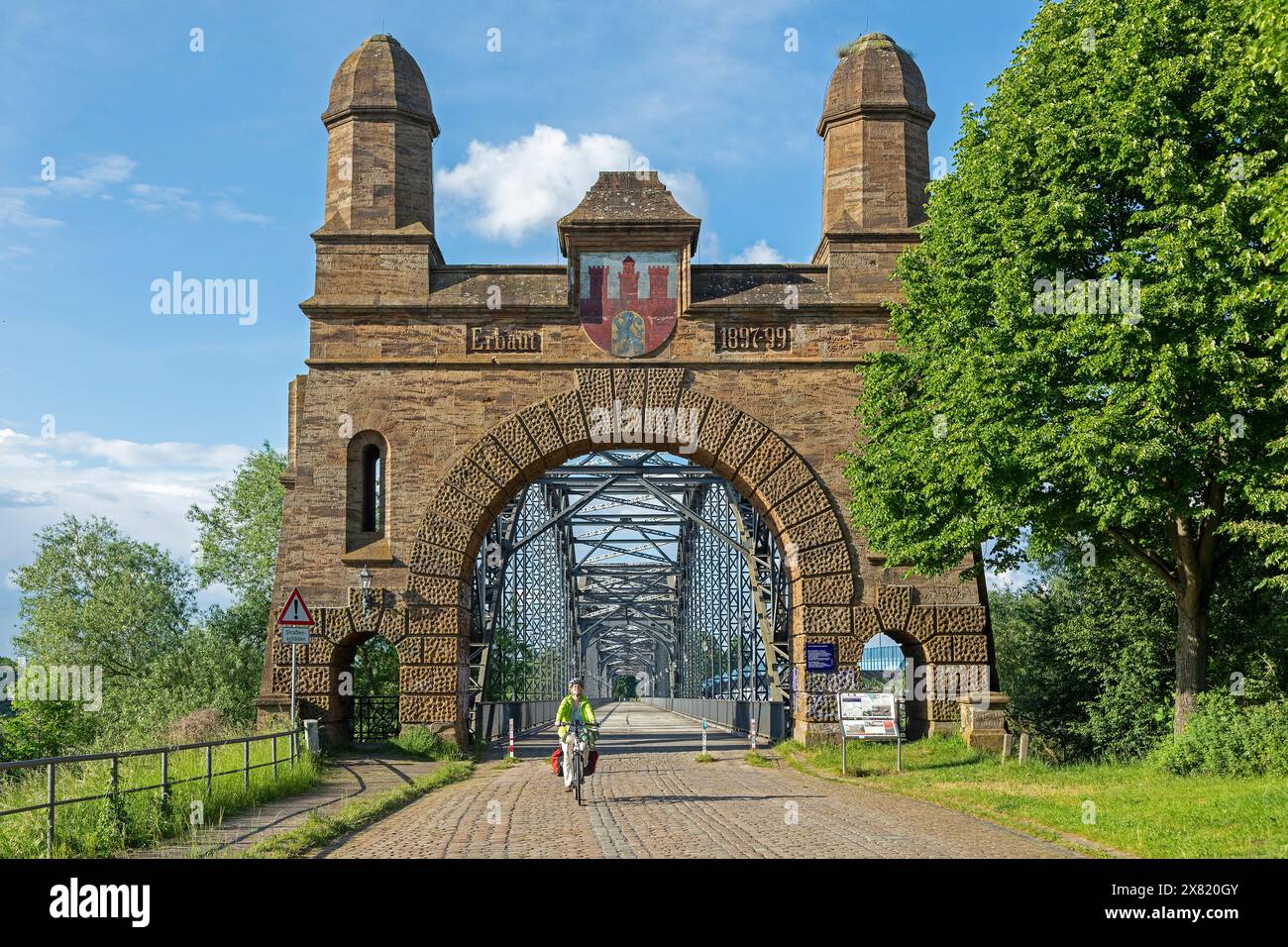 Ciclista, pista ciclabile dell'Elba, Ponte dell'Elba di Harburg, Harburg, Amburgo, Germania Foto Stock