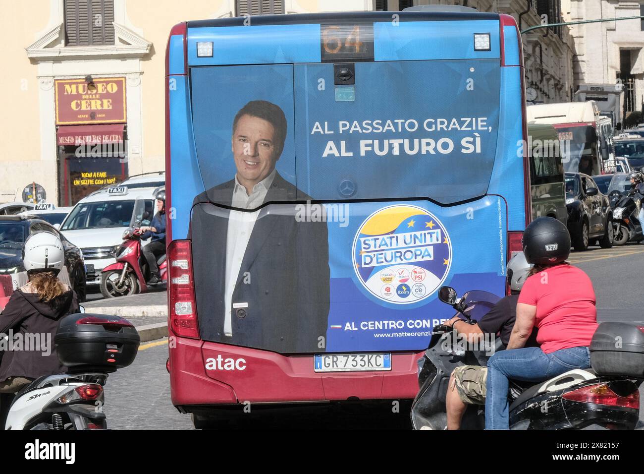 Roma, Italia. 22 maggio 2024. Propaganda elettorale di Matteo Renzi SUEU su mezzi pubblici a Roma, Mercoledì, 22 maggio 2024 (foto Mauro Scrobogna/LaPresse) propaganda elettorale di Matteo Renzi SUEU sui trasporti pubblici a Roma, mercoledì 22 maggio 2024 (foto di Mauro Scrobogna/LaPresse) credito: LaPresse/Alamy Live News Foto Stock