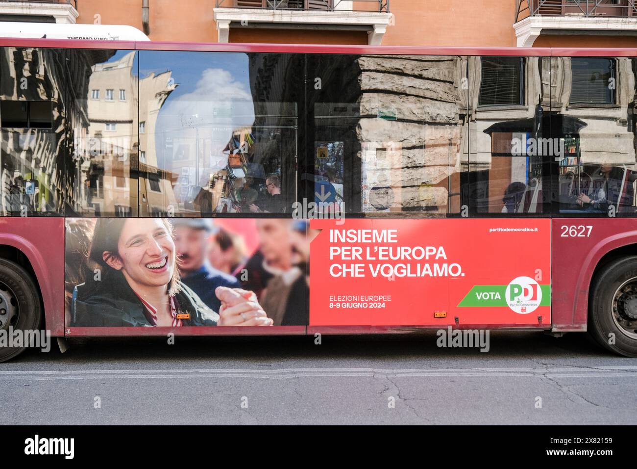 Roma, Italia. 22 maggio 2024. Propaganda elettorale di Elly Schlein PD su mezzi pubblici a Roma, Mercoledì, 22 maggio 2024 (foto Mauro Scrobogna/LaPresse) propaganda elettorale di Elly Schlein PD sui trasporti pubblici a Roma, mercoledì 22 maggio 2024 (foto di Mauro Scrobogna/LaPresse) credito: LaPresse/Alamy Live News Foto Stock