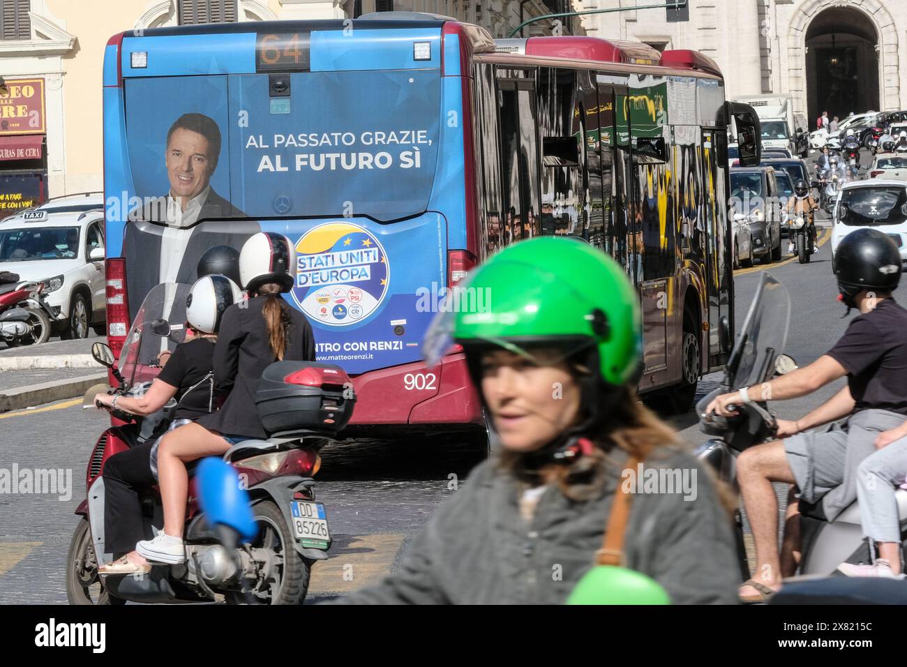 Roma, Italia. 22 maggio 2024. Propaganda elettorale di Matteo Renzi SUEU su mezzi pubblici a Roma, Mercoledì, 22 maggio 2024 (foto Mauro Scrobogna/LaPresse) propaganda elettorale di Matteo Renzi SUEU sui trasporti pubblici a Roma, mercoledì 22 maggio 2024 (foto di Mauro Scrobogna/LaPresse) credito: LaPresse/Alamy Live News Foto Stock