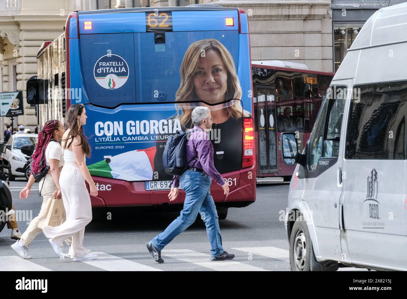 Roma, Italia. 22 maggio 2024. Propaganda elettorale di Giorgia Meloni FDI su mezzi pubblici a Roma, Mercoledì, 22 maggio 2024 (foto Mauro Scrobogna/LaPresse) propaganda elettorale di Giorgia Meloni FDI sui trasporti pubblici a Roma, mercoledì 22 maggio 2024 (foto di Mauro Scrobogna/LaPresse) credito: LaPresse/Alamy Live News Foto Stock