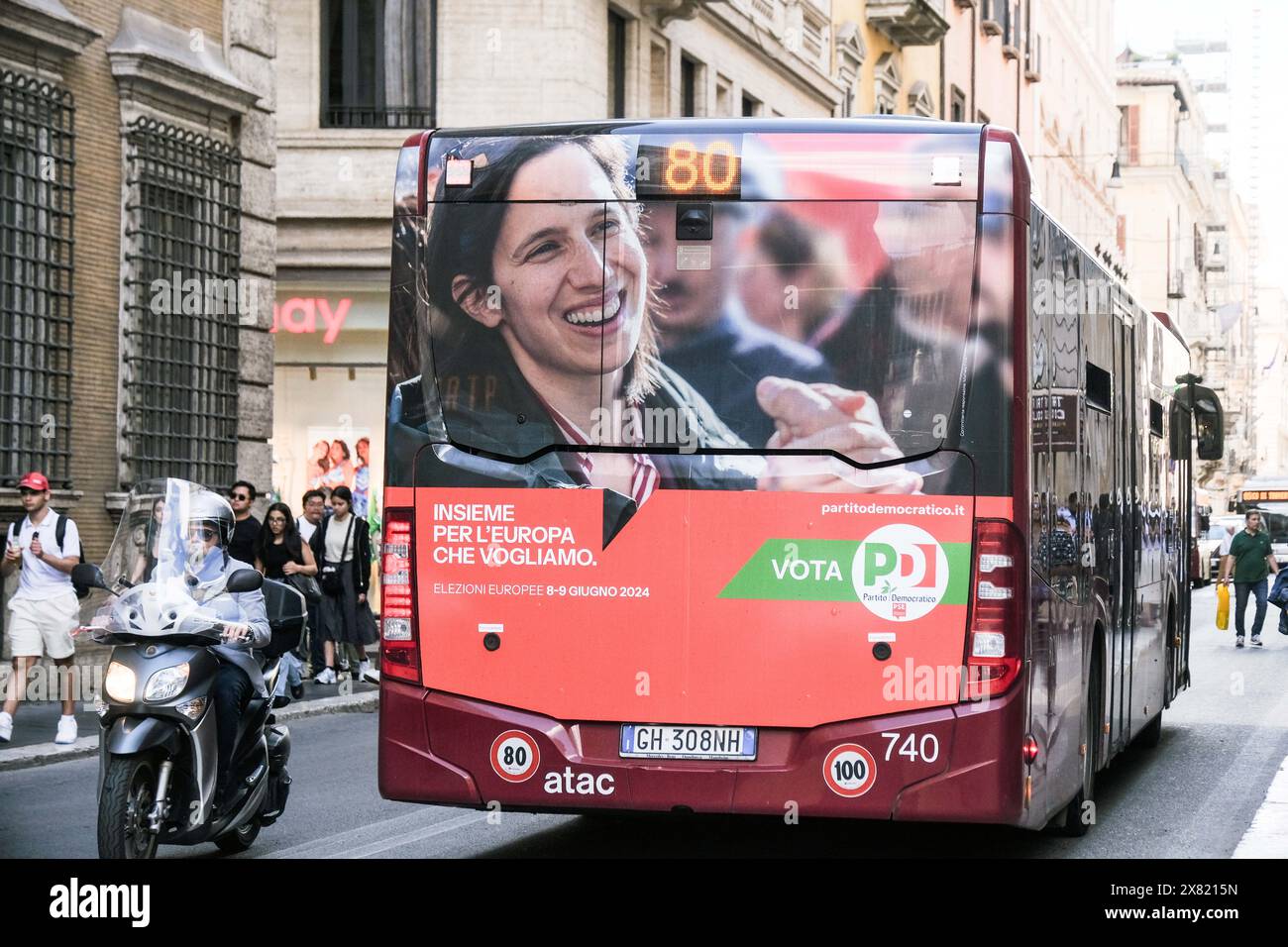 Roma, Italia. 22 maggio 2024. Propaganda elettorale di Elly Schlein PD su mezzi pubblici a Roma, Mercoledì, 22 maggio 2024 (foto Mauro Scrobogna/LaPresse) propaganda elettorale di Elly Schlein PD sui trasporti pubblici a Roma, mercoledì 22 maggio 2024 (foto di Mauro Scrobogna/LaPresse) credito: LaPresse/Alamy Live News Foto Stock