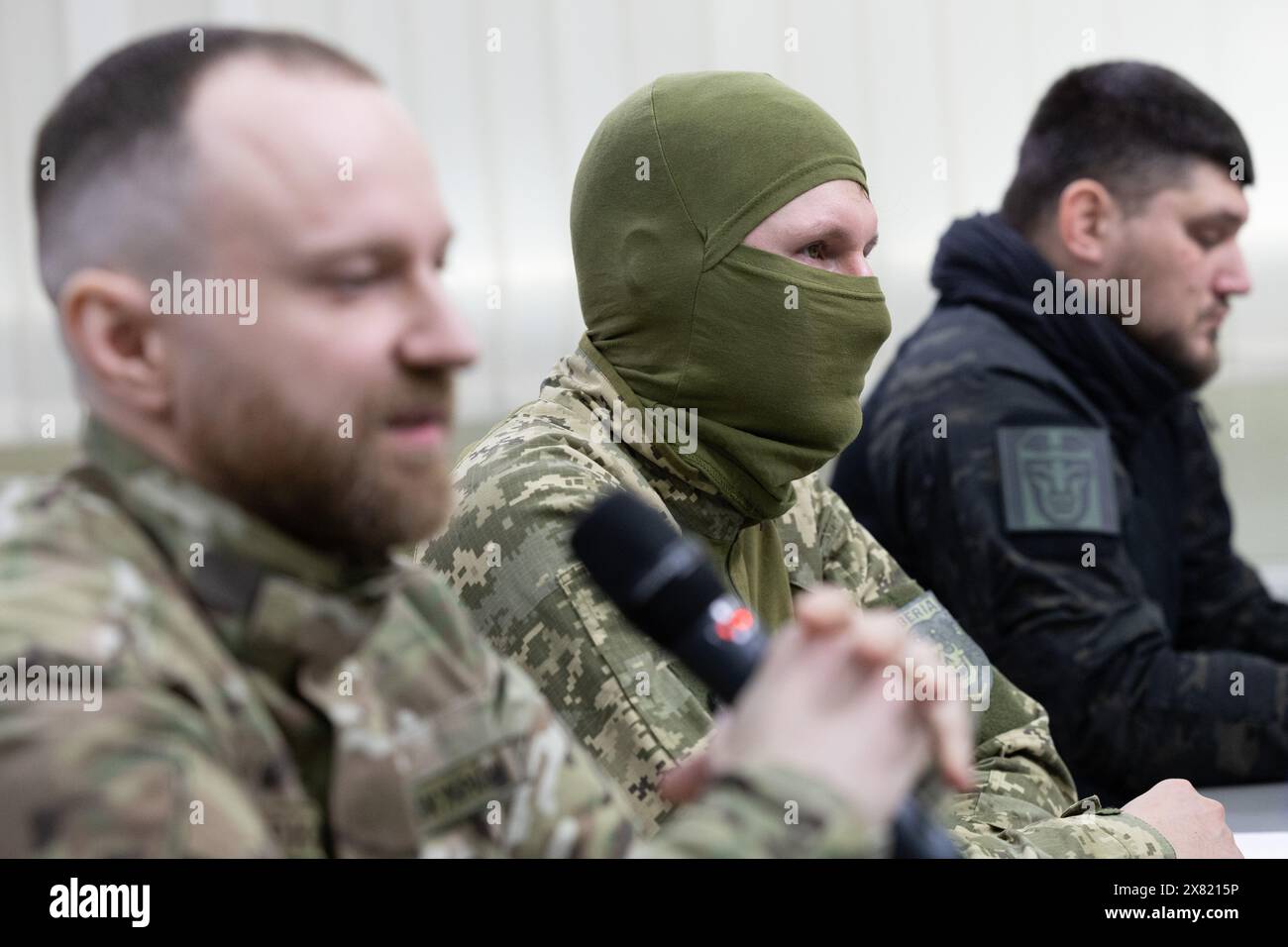 Kiev, Ucraina. 21 marzo 2024. Combattente del "Battaglione siberiano" soprannominato "Kholod" (C) partecipa a una conferenza stampa congiunta con i combattenti russi allineati con l'Ucraina, a Kiev. Il gruppo congiunto di combattenti russi allineati all'Ucraina del "corpo volontario russo" (RDK), del "Battaglione siberiano" e della "Legione della libertà di Russia" ha effettuato incursioni transfrontaliere nelle regioni russe di Belgorod e Kursk nel marzo 2024. (Foto di Oleksii Chumachenko/SOPA Images/Sipa USA) credito: SIPA USA/Alamy Live News Foto Stock