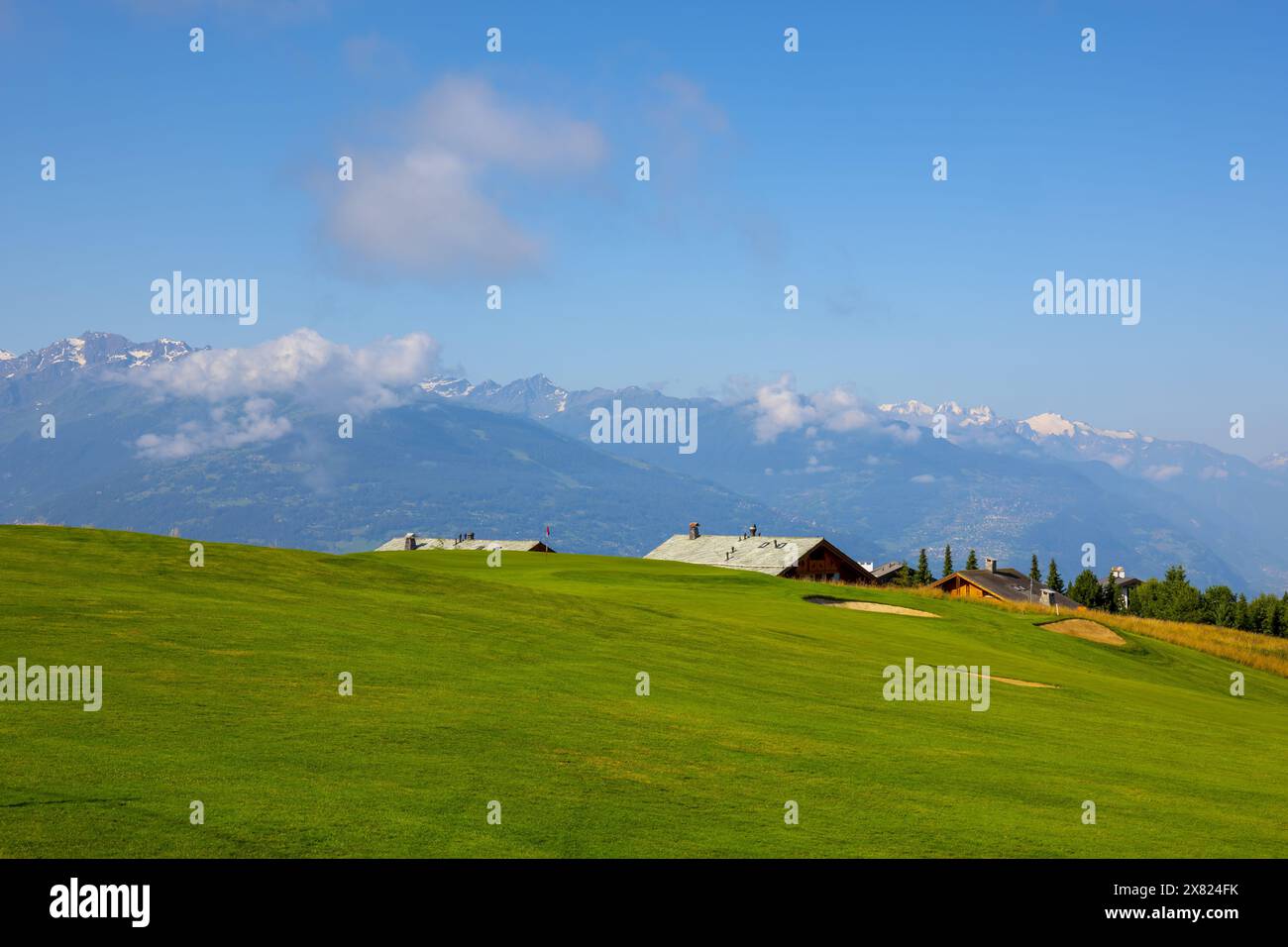 Campo da golf Crans Sur Sierre 7 con vista sulle montagne a Crans Montana nel Vallese, Svizzera. Foto Stock