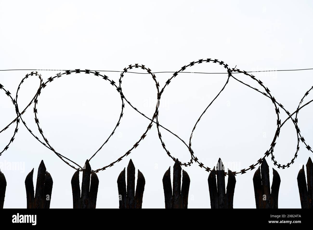 Filo rasoio e recinzione di sicurezza a palizzata a tre punti Foto Stock