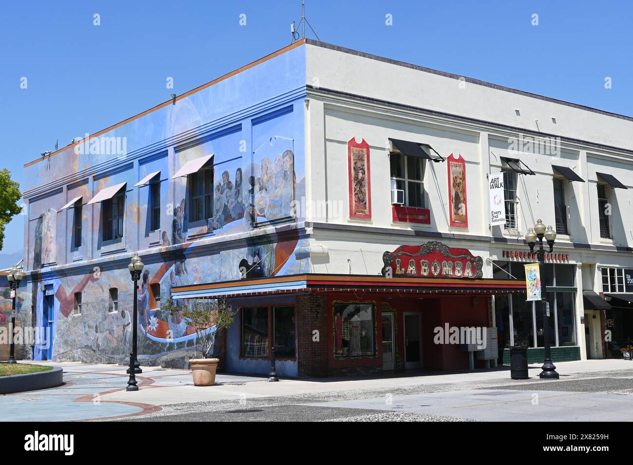 POMONA, CALIFORNIA - 18 MAGGIO 2024: La bomba, boutique che propone stili alla moda del passato nella Arts Colony. Foto Stock