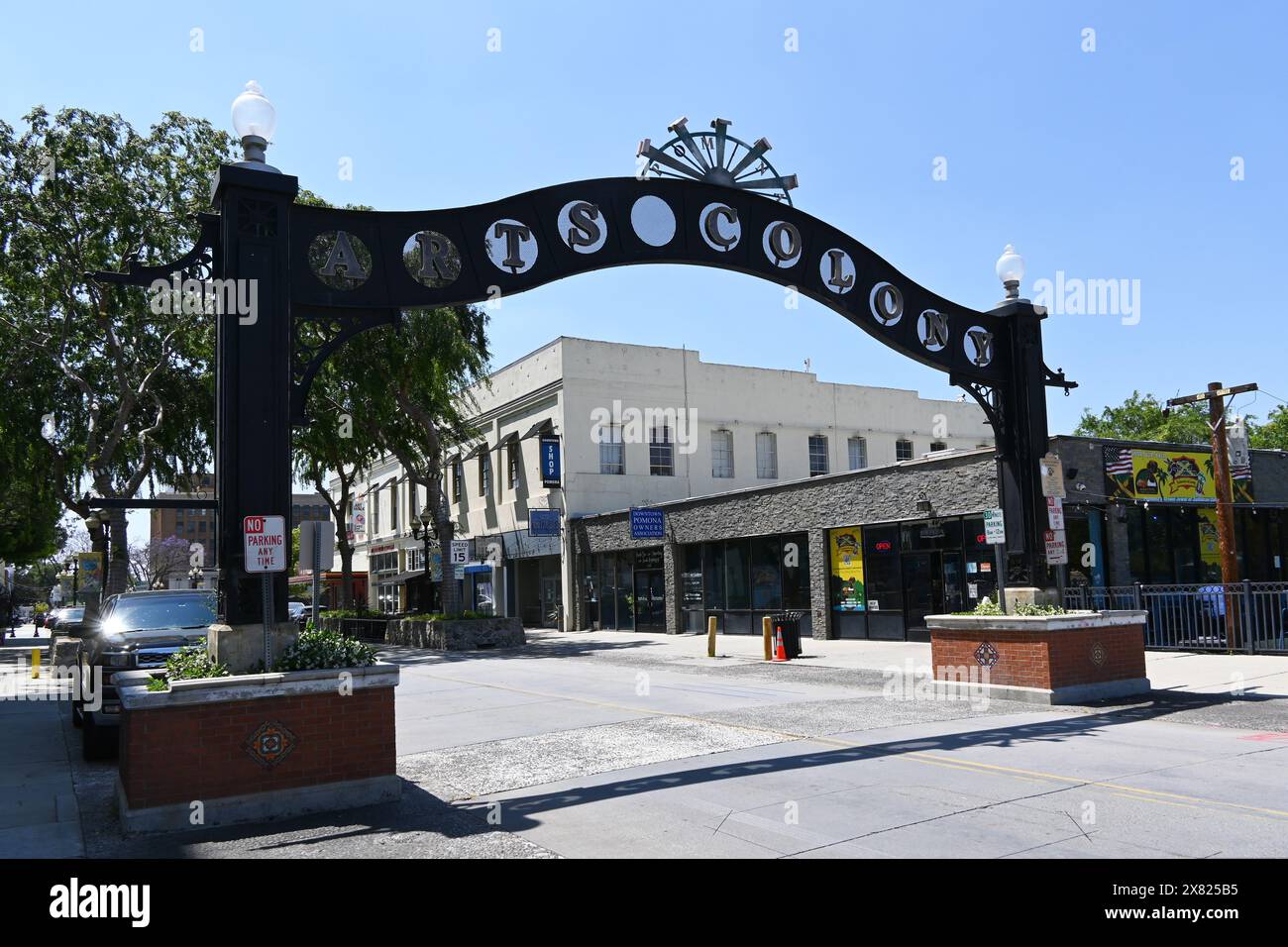 POMONA, CALIFORNIA - 18 MAGGIO 2024: Arts Colony Arch sulla Second Street nel centro storico di Pomona Foto Stock