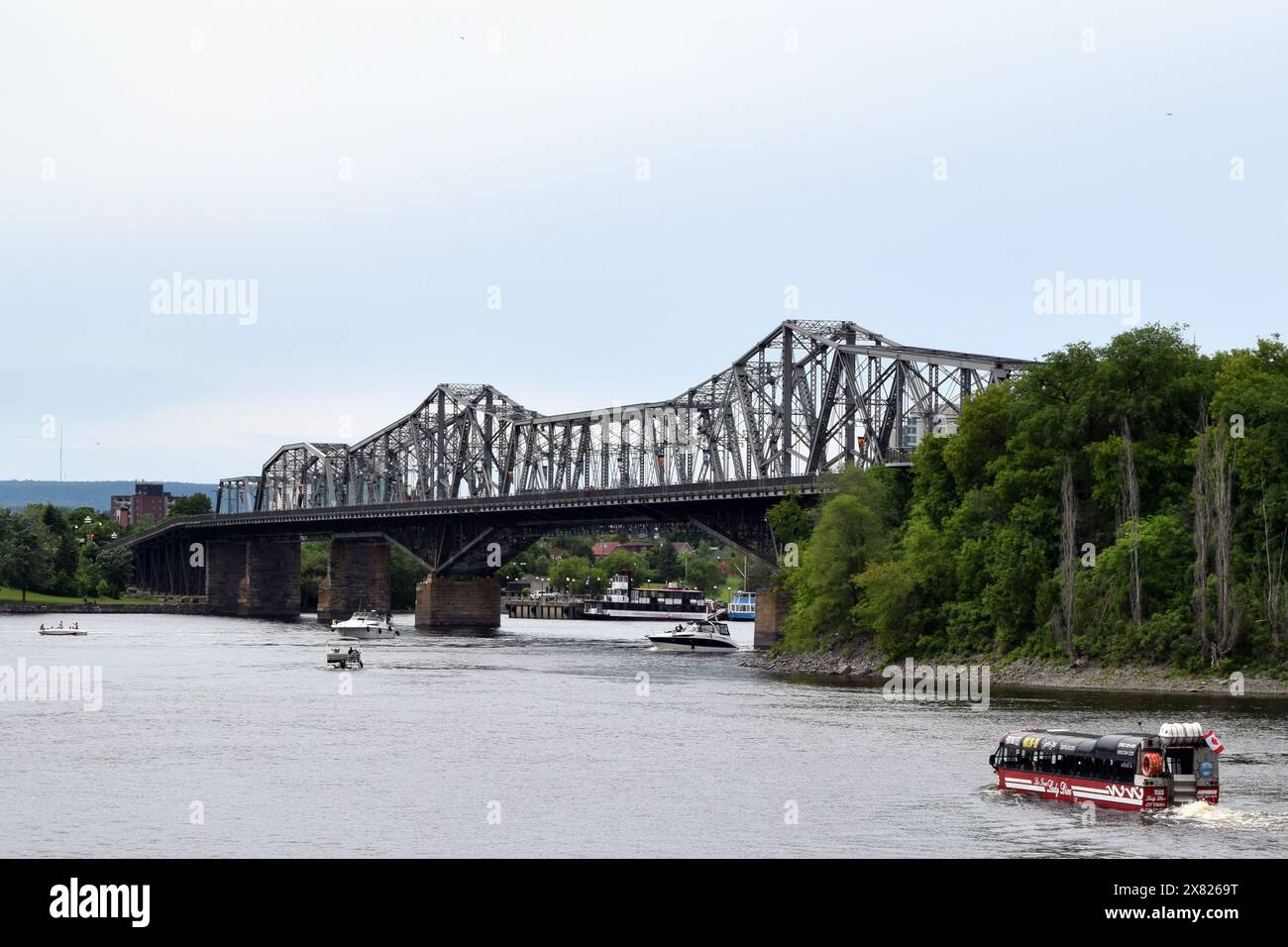 Il Royal Alexandra Interprovincial Bridge sul fiume Ottawa, Ottawa, Ontario, Canada Foto Stock