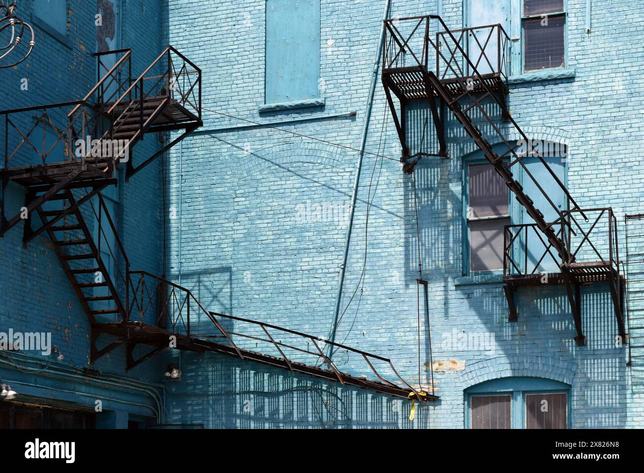 Scale antincendio ed edifici in mattoni dipinti in Old Blue, Historic Distillery District, Toronto, Ontario, Canada Foto Stock