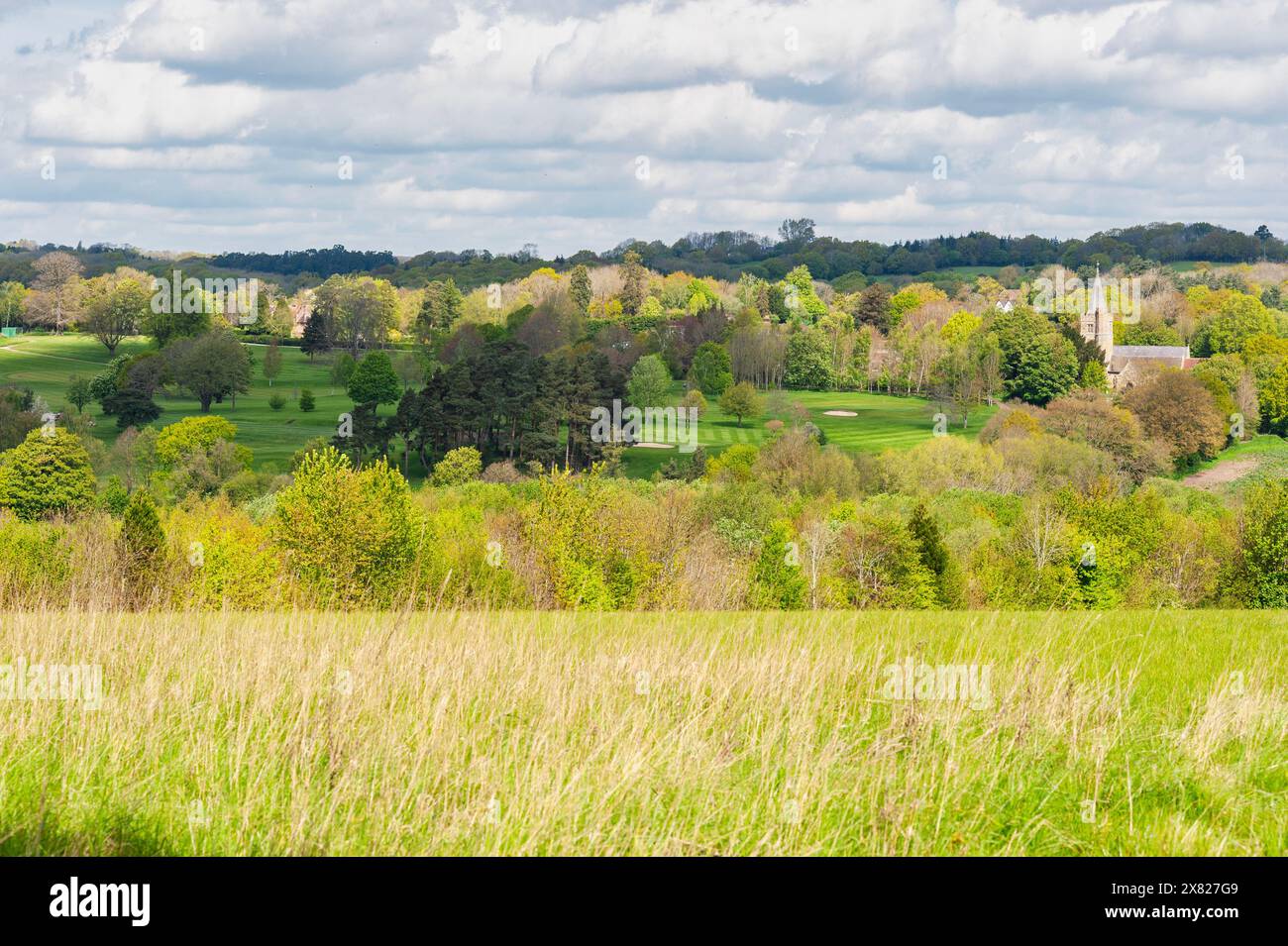 Vista sulla chiesa di St Mary e sulla parte del campo da golf di Lamberhurst, Kent, Inghilterra Foto Stock