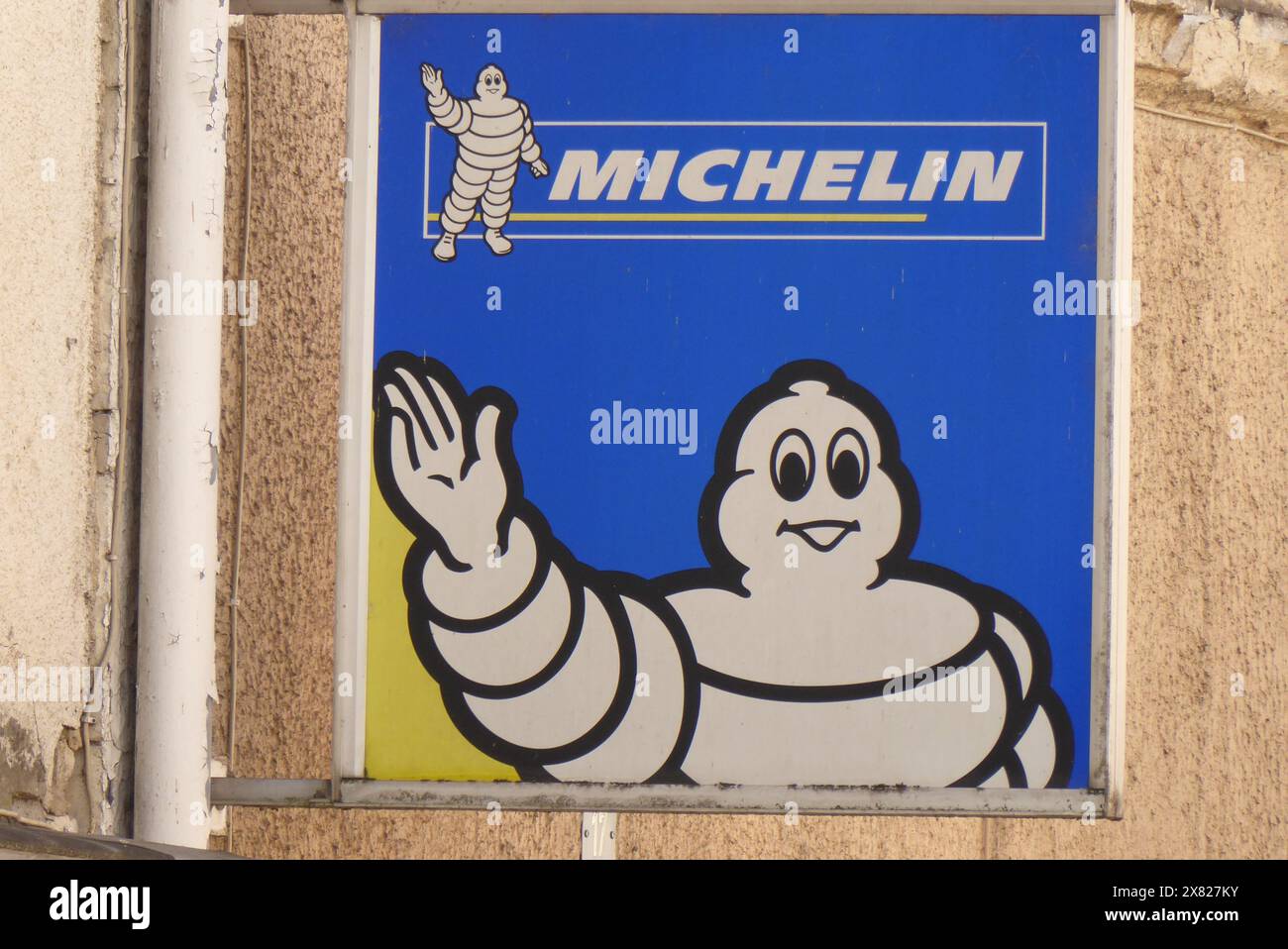 Cartello pubblicitario Michelin Bibendum MAN sul muro in Francia Foto Stock