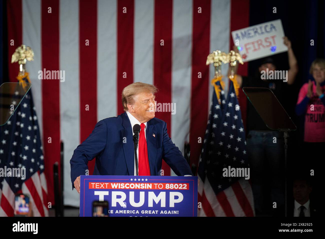 Donald Trump sorride sorridente davanti alla folla mentre si affida durante una manifestazione elettorale a Waukesha, Wisconsin, mercoledì 1 maggio 2024. Foto Stock