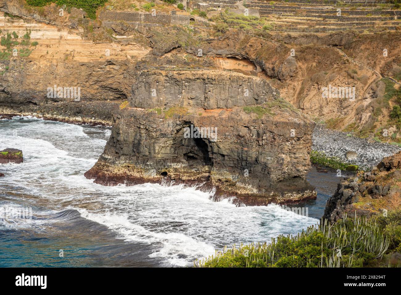 L'arco marino di Roque Chico, un eccellente esempio di erosione costiera causata dall'azione delle onde dal sentiero a piedi Rambla de Castro vicino a Puerto de la Cruz, Tenerife Foto Stock