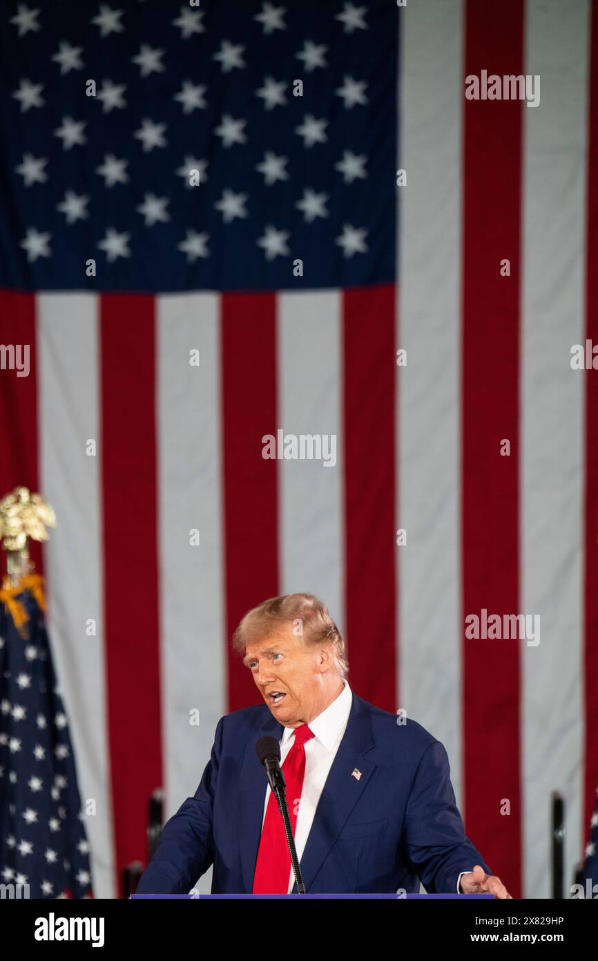 Donald Trump parla sul palco di una manifestazione elettorale a Waukesha, Wisconsin, mercoledì 1° maggio 2024. Foto Stock