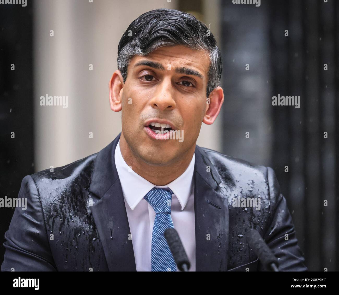 Londra, Regno Unito. 22 maggio 2024. Rishi Sunak, primo ministro del Regno Unito, fa l'annuncio elettorale con un discorso da un leggio fuori 10 Downing Street fuori 10 Downing Street a Westminster, Londra. La data delle prossime elezioni generali è il 4 luglio 2024. Crediti: Imageplotter/Alamy Live News Foto Stock