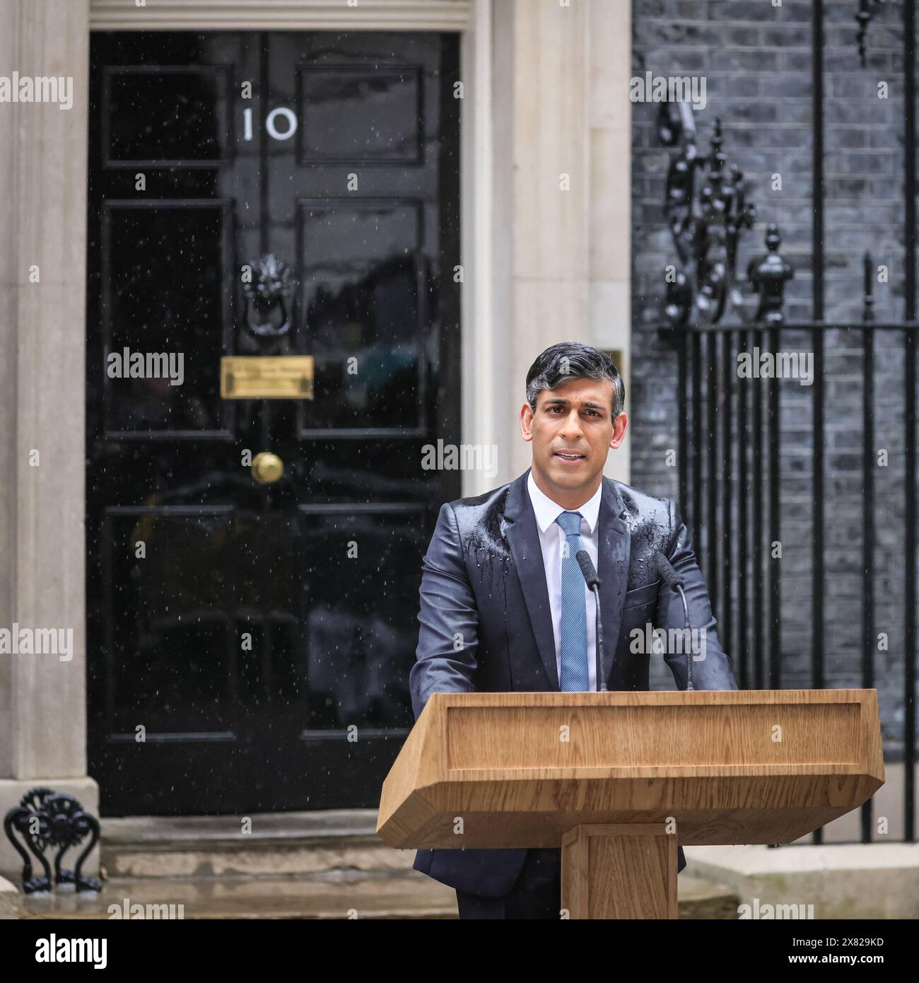 Londra, Regno Unito. 22 maggio 2024. Rishi Sunak, primo ministro del Regno Unito, fa l'annuncio elettorale con un discorso da un leggio fuori 10 Downing Street fuori 10 Downing Street a Westminster, Londra. La data delle prossime elezioni generali è il 4 luglio 2024. Crediti: Imageplotter/Alamy Live News Foto Stock