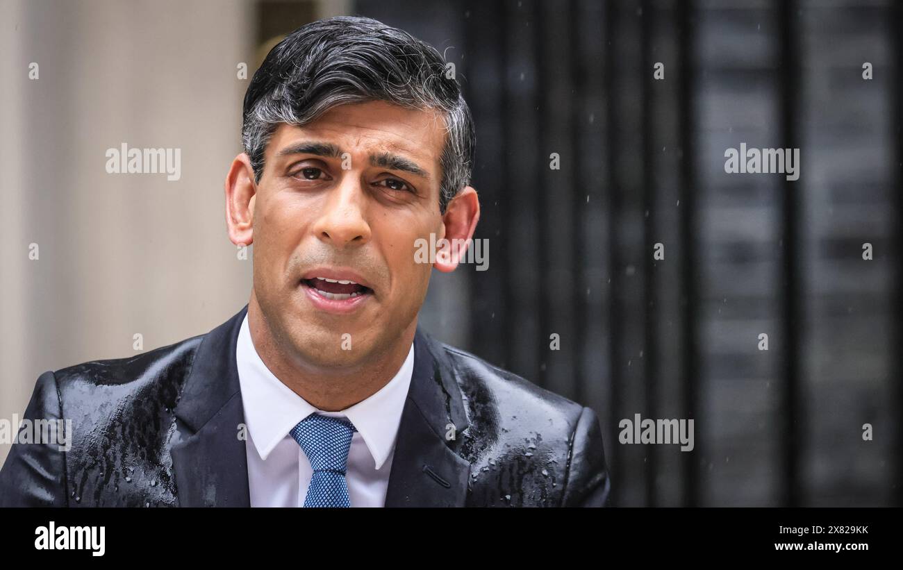 Londra, Regno Unito. 22 maggio 2024. Rishi Sunak, primo ministro del Regno Unito, fa l'annuncio elettorale con un discorso da un leggio fuori 10 Downing Street fuori 10 Downing Street a Westminster, Londra. La data delle prossime elezioni generali è il 4 luglio 2024. Crediti: Imageplotter/Alamy Live News Foto Stock
