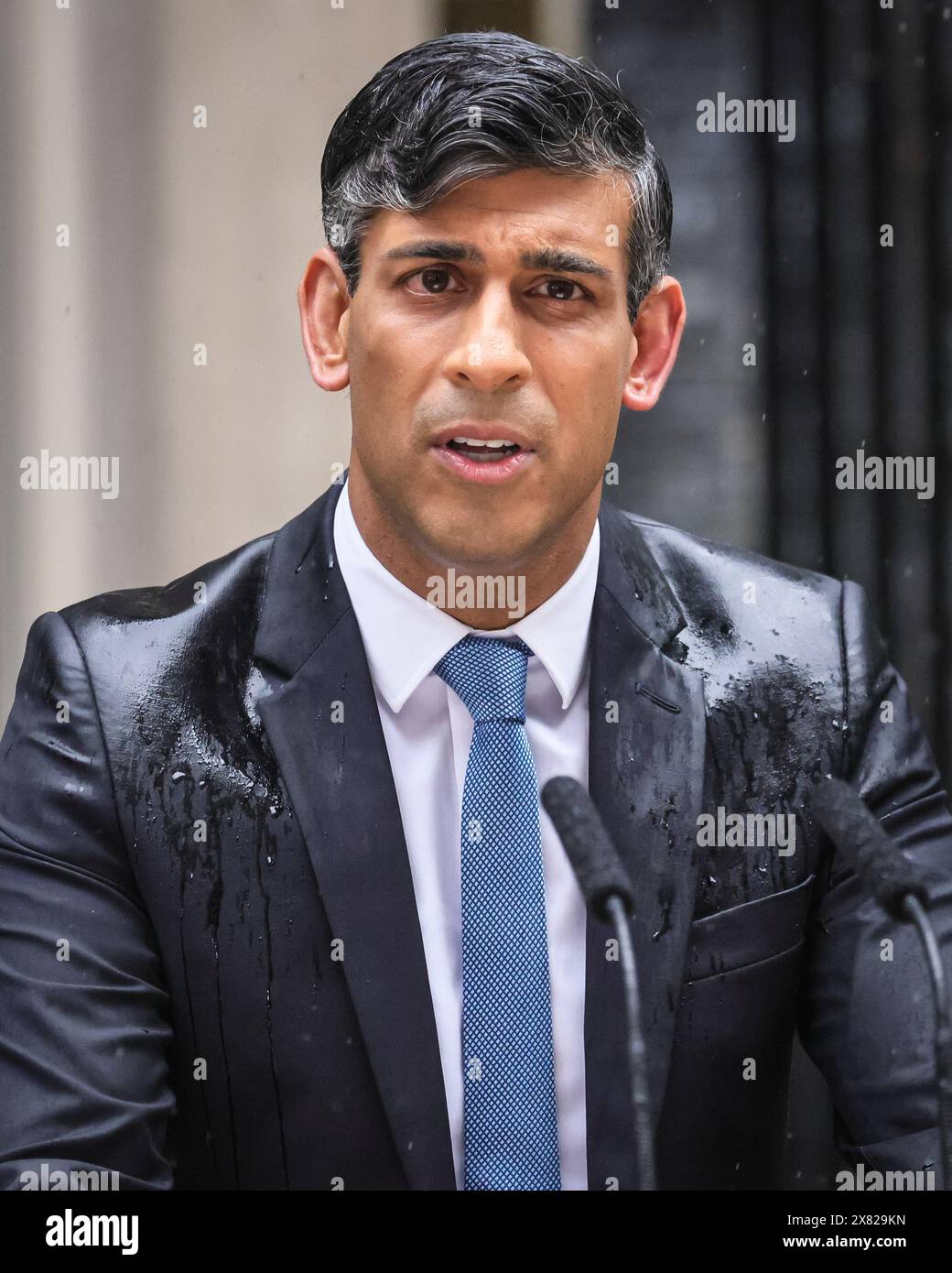 Londra, Regno Unito. 22 maggio 2024. Rishi Sunak, primo ministro del Regno Unito, fa l'annuncio elettorale con un discorso da un leggio fuori 10 Downing Street fuori 10 Downing Street a Westminster, Londra. La data delle prossime elezioni generali è il 4 luglio 2024. Crediti: Imageplotter/Alamy Live News Foto Stock