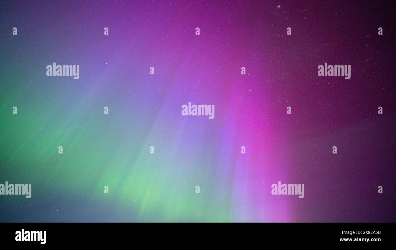 Un bellissimo cielo colorato, colori dell'aurora boreale, aurora Foto Stock
