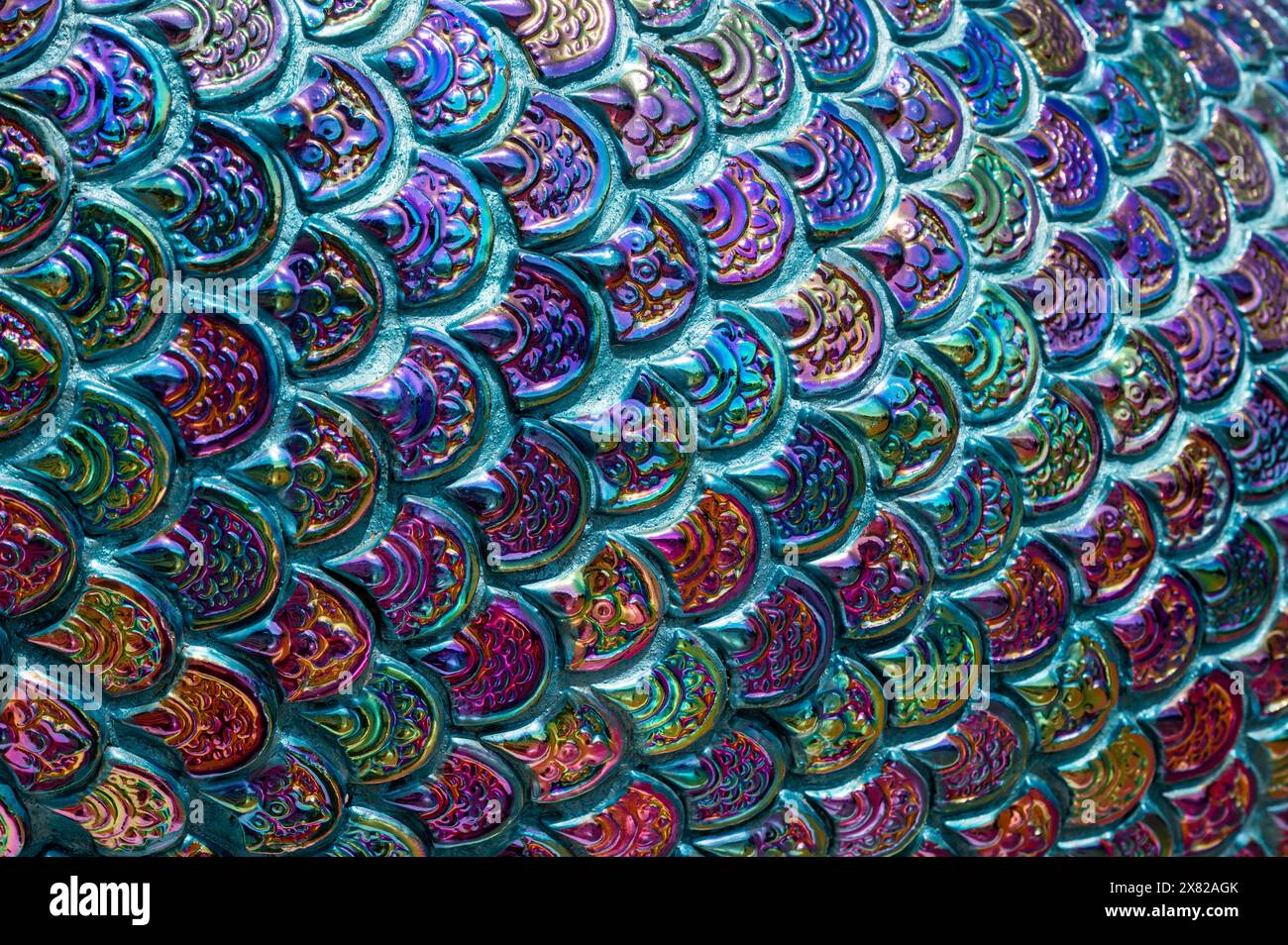 Colore arcobaleno lucido con sfondo serpente naga in scala ravvicinata Foto Stock