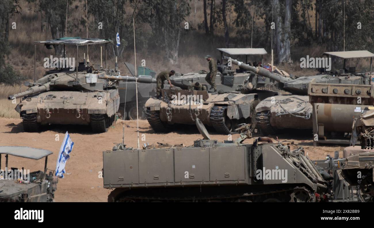 Israele meridionale, Israele. 22 maggio 2024. Un soldato israeliano (C) su un carro armato che è appena tornato dall'interno della Striscia di Gaza in un'area di sosta avanzata dell'esercito nel sud di Israele vicino al confine con la Striscia di Gaza il 22 maggio 2024. Il giorno in cui Spagna, Irlanda e Norvegia hanno annunciato che avrebbero riconosciuto uno Stato palestinese la prossima settimana Israele riferisce che tre dei suoi soldati sono stati uccisi nella battaglia di Hamas nella Striscia di Gaza settentrionale. Foto di Jim Hollander/UPI credito: UPI/Alamy Live News Foto Stock