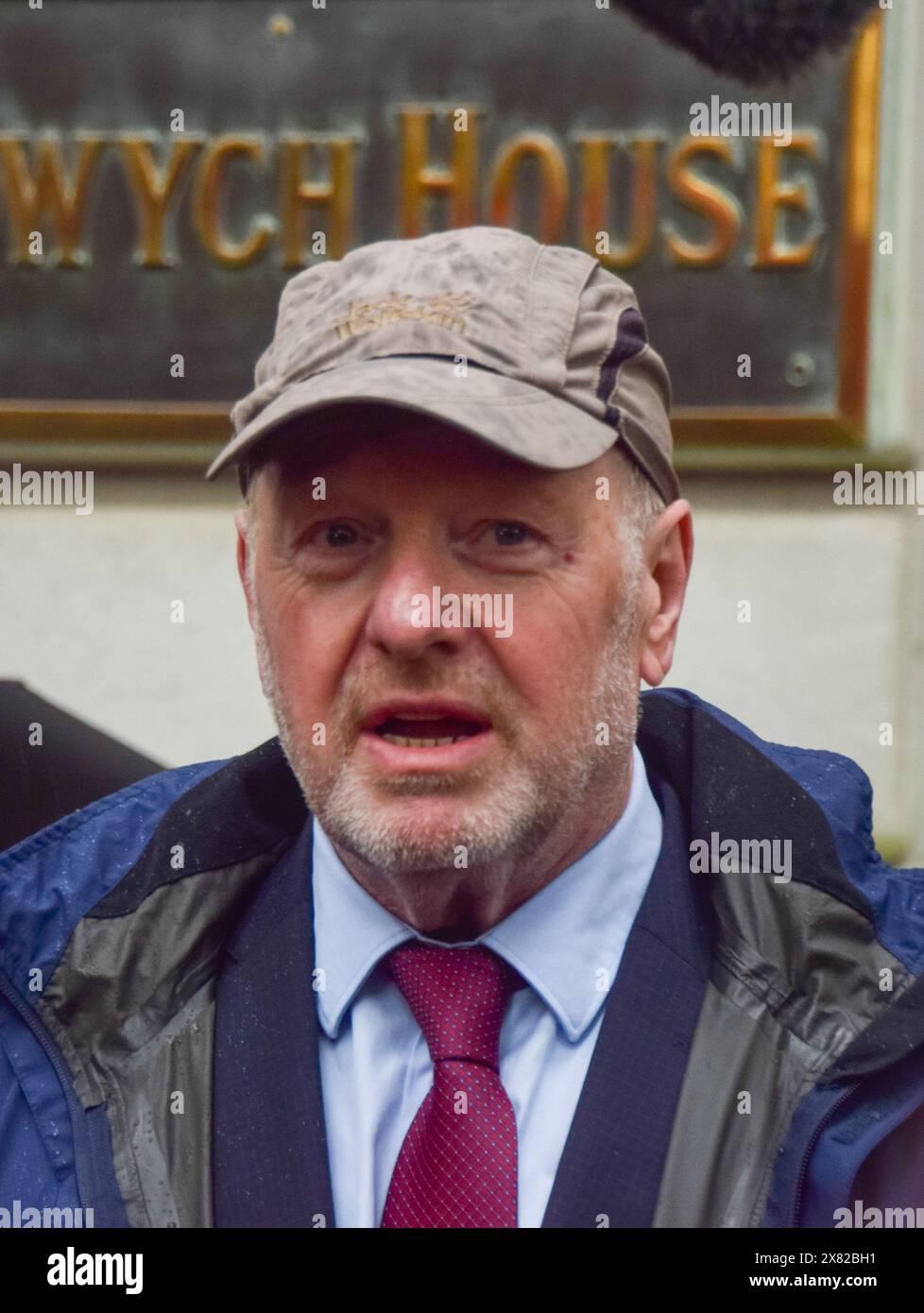 Londra, Regno Unito. 22 maggio 2024. L'ex vice direttore postale Alan Bates parla con i giornalisti fuori da Aldwych House mentre l'indagine sull'IT dell'ufficio postale Horizon continua. Crediti: Vuk Valcic/Alamy Live News Foto Stock