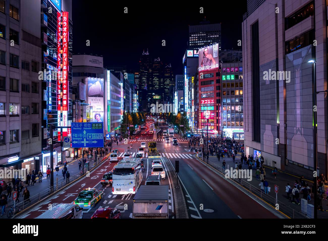 Vista di Shinjuku, presa dal ponte a lato della stazione ferroviaria, nel cuore di Tokyo in Giappone Foto Stock