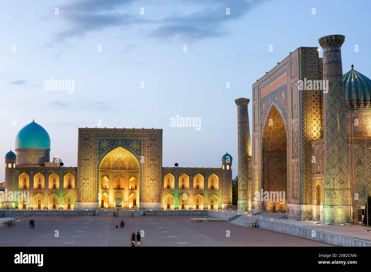 Registan, un'antica piazza pubblica nel cuore dell'antica città di Samarcanda, Uzbekistan. Traduzione: Nel nome di Allah Onnipotente che crea Foto Stock