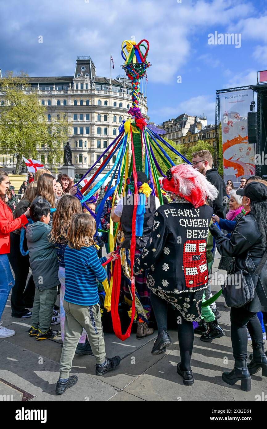 Pearly Queen Bexley Dancing the Maypole, St George's Day Celebrations, Trafalgar Square, Londra, Inghilterra, U. K Foto Stock