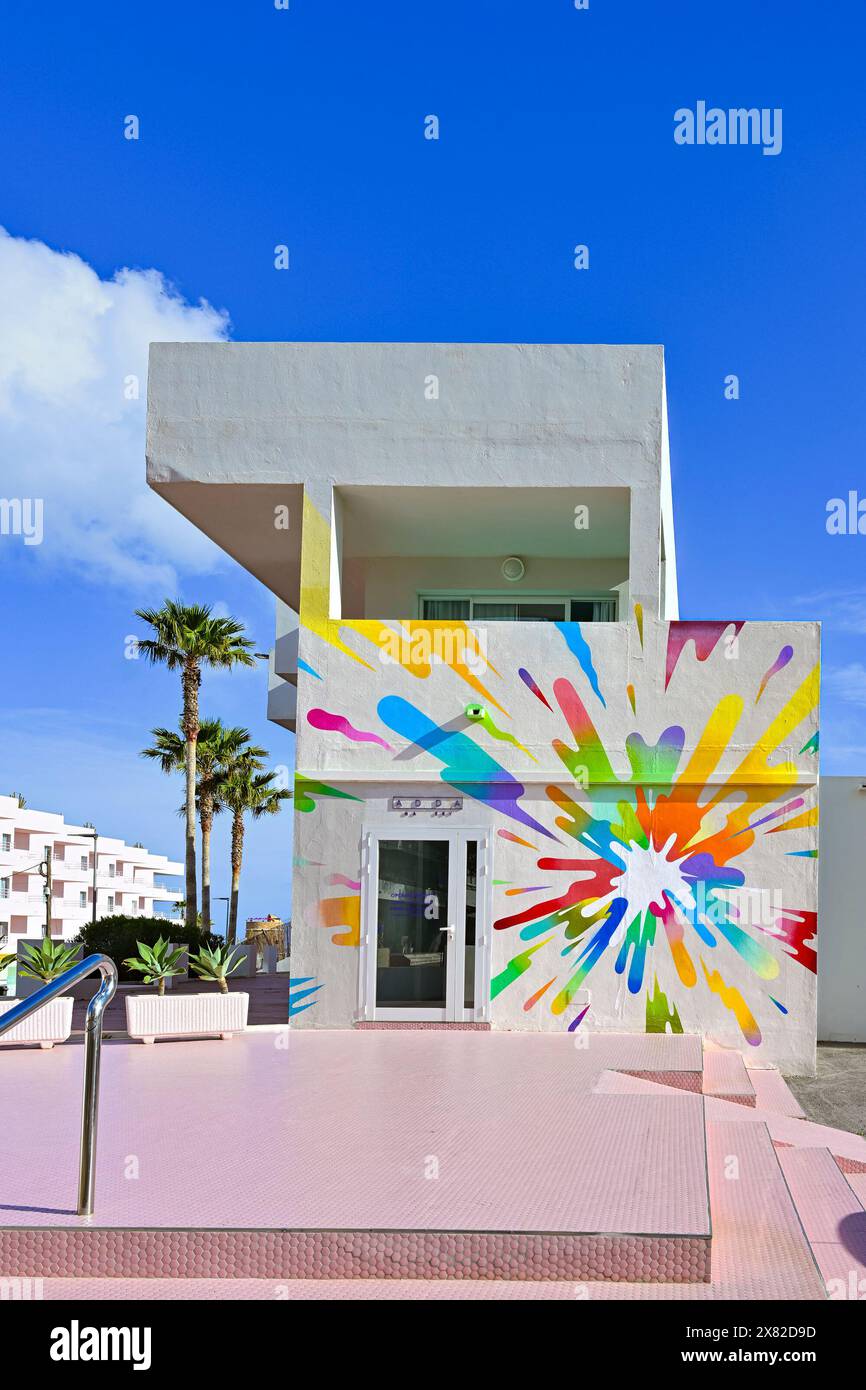 San Antonio Bay Ibiza, Eivissa Art Hotel. Moderno edificio bianco adornato da colorati murales astratti. Foto Stock